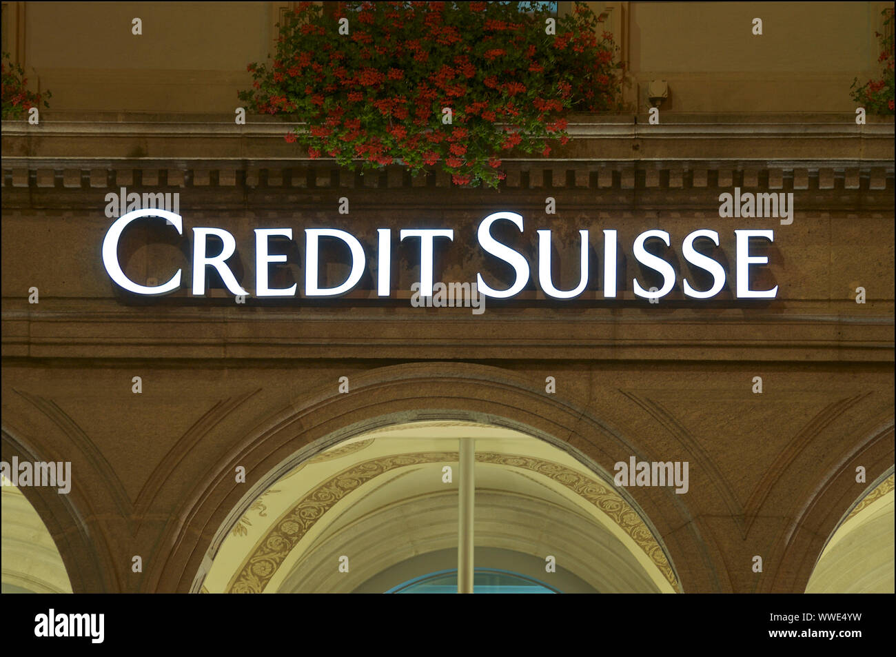 Lugano, Tessin, Schweiz - 17 August 2019: Vorderansicht des Credit Suisse Bank Logo hängen vor dem Gebäude in der Stadt Lugano, Swi Stockfoto