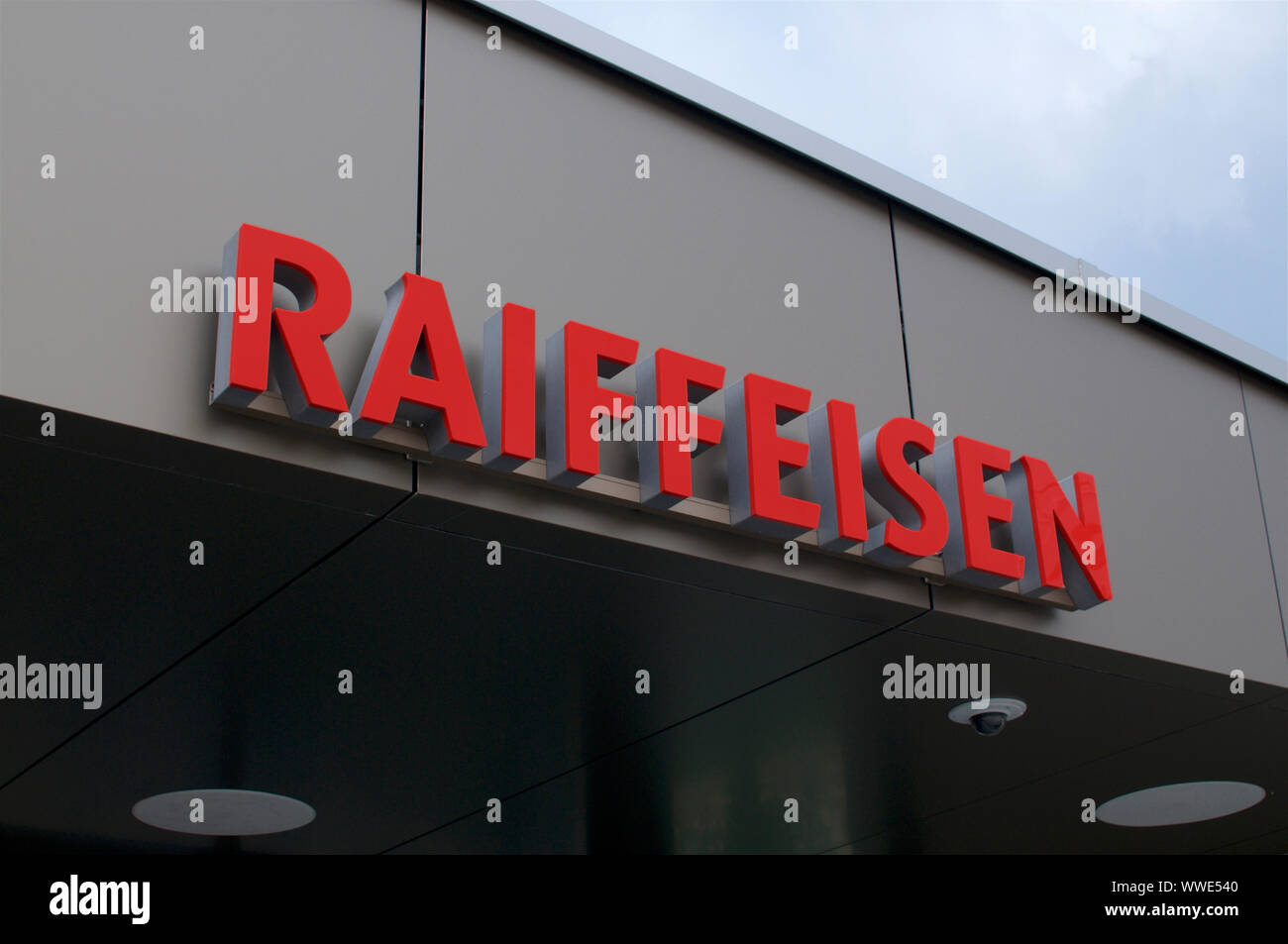 Cadro, Tessin, Schweiz - 12 August 2019: Logo der Schweizer Raiffeisen Bank hängen vor dem Eingang. Raiffeisen ist ein Schweizer Genossenschaft Stockfoto