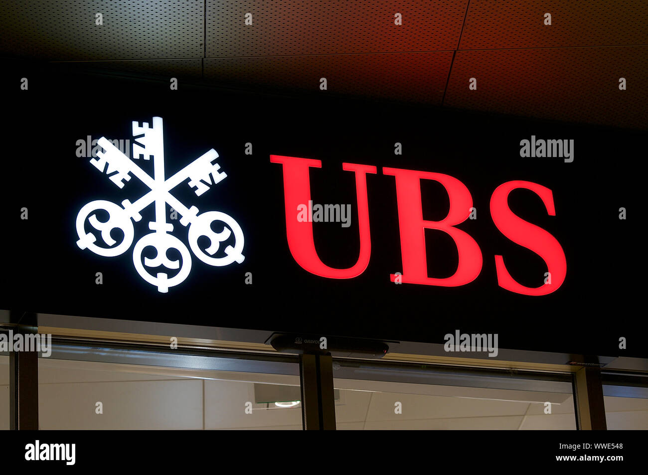 Lugano, Tessin, Schweiz - 17 August 2019: Frontansicht der UBS Bank Logo hängen vor dem Gebäude in der Stadt Lugano, Schweiz. Stockfoto