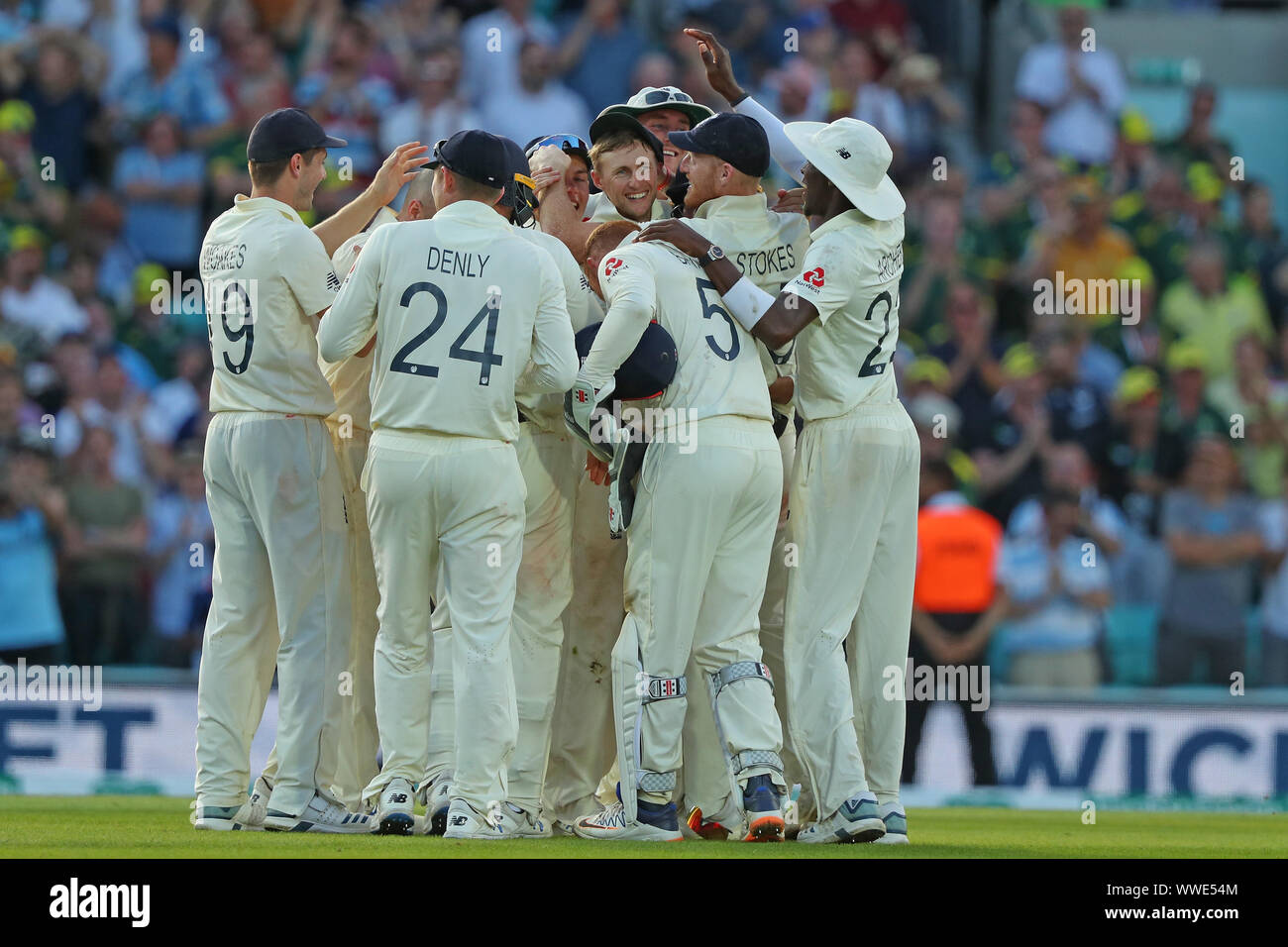 London, Großbritannien. 15 Sep, 2019. England Spieler feiern das Match gewinnen an Tag vier der 5 Specsavers Asche Test Match, Am Kia Oval Cricket Ground, London, England. Credit: ESPA/Alamy leben Nachrichten Stockfoto