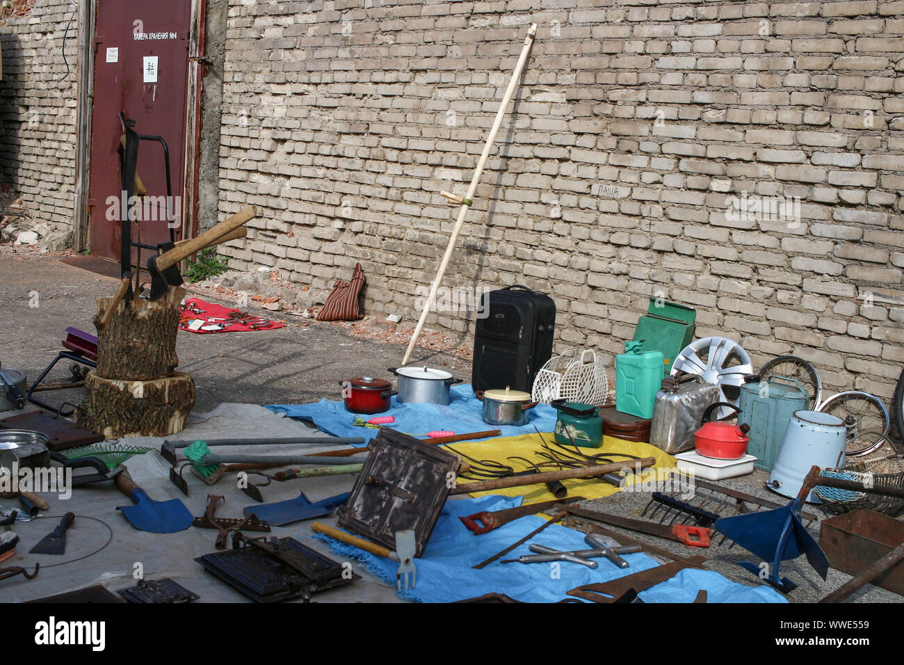 Menschen Einkauf und Verkauf von Waren auf dem zentralen Markt auch als Rynok Skidelsky bekannt ist in Grodno, Weißrussland gesehen am 31. August 2019 © Michal Fludra/Alamy leben Nachrichten Stockfoto