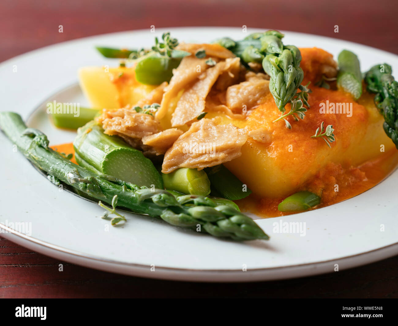 Polenta mit Spargel, Vegan Chickun und eine cremige Bell Pepper Sauce Stockfoto