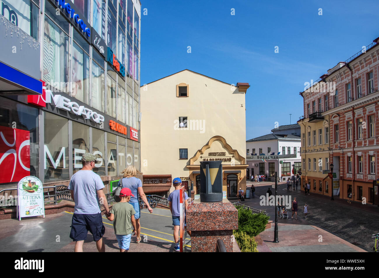 Sowjetische Straße allgemeine Ansicht und Neman (Niemen) Shopping Center sind in Grodno, Weißrussland am 30. August 2019 © Michal Fludra/Alamy Live Nachrichten gesehen Stockfoto