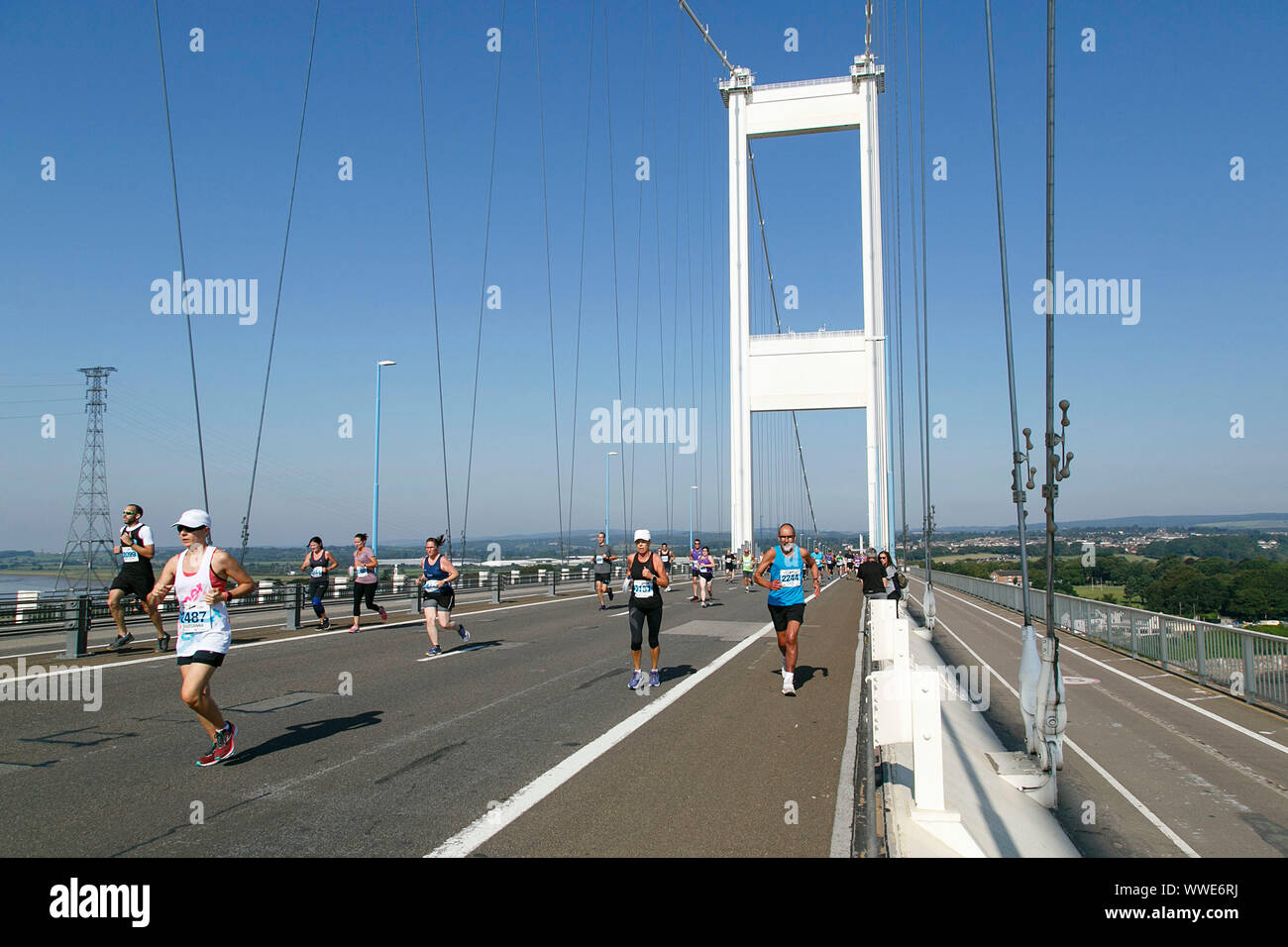 Bristol, Großbritannien: 24. August 2019: Die Teilnehmer laufen während eines Halbmarathons über die Severn Bridge. Die Brücke ist während des Straßenrennens für den Verkehr gesperrt. Stockfoto