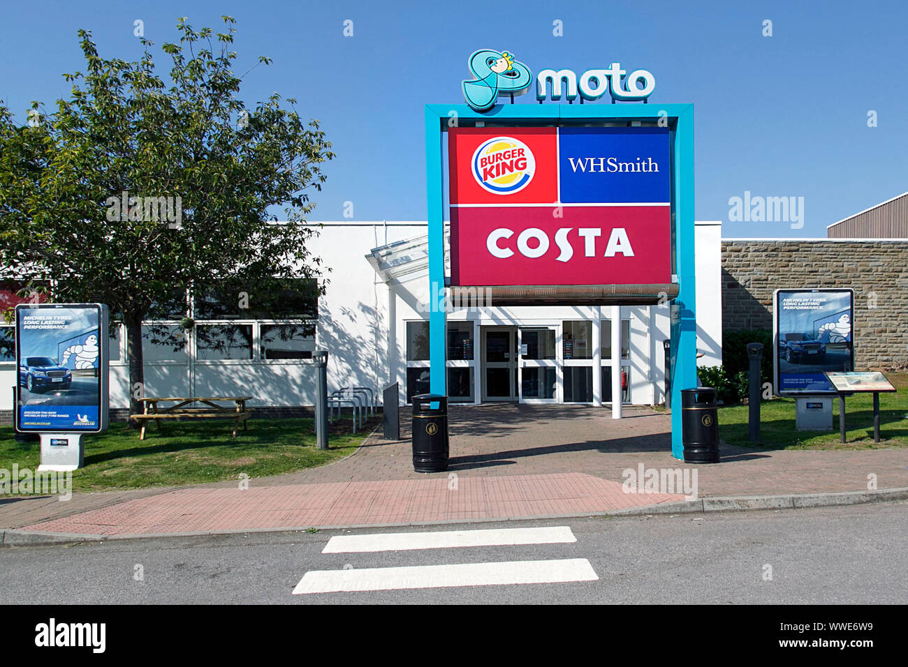 Aust, Großbritannien: 24. August 2019: Severn View Services ist eine Autobahnraststätte auf der Autobahn M48 in der Nähe des Dorfes Aust. Stockfoto