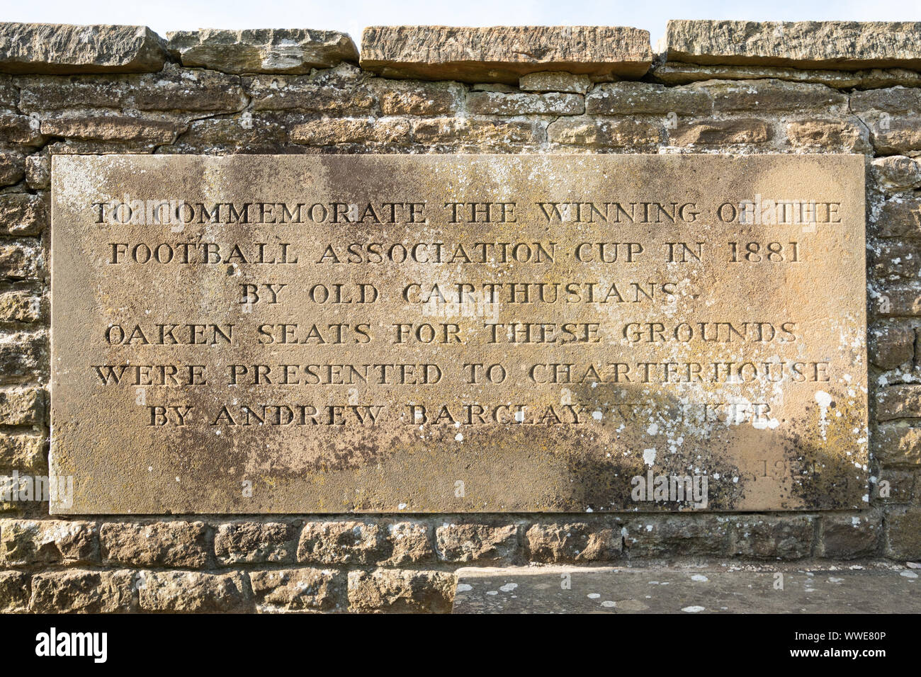 Stein zum Gedenken an Charterhouse Schule gewann den FA Cup (Football Association) im Jahre 1881 durch alte Kartäuser, Surrey, England, Großbritannien Stockfoto