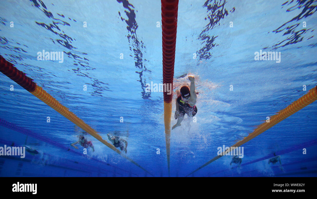 Niederlande Liesette Bruinsma (rechts) gewinnt die 400 m Freistil der Frauen S11 Final bei Tag sieben der Welt Para Schwimmen Allianz Meisterschaften an der London Aquatic Centre, London. Stockfoto