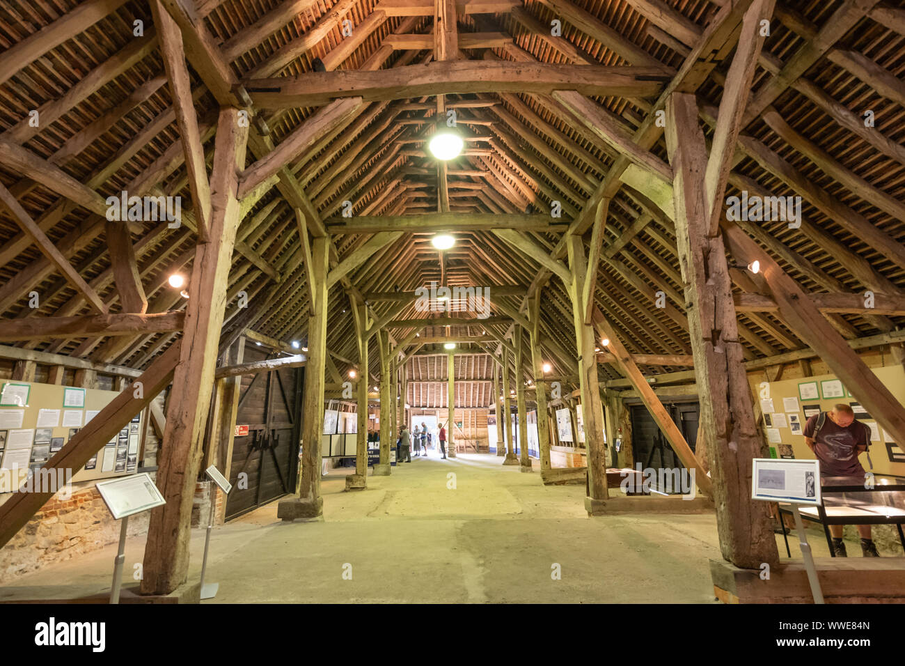 Innenraum des historischen großen Scheune Wanborough, dem ältesten Gebäude aus Holz in Surrey, UK, durch die Zisterzienser Mönche im Jahre 1388 gebaut. Stockfoto