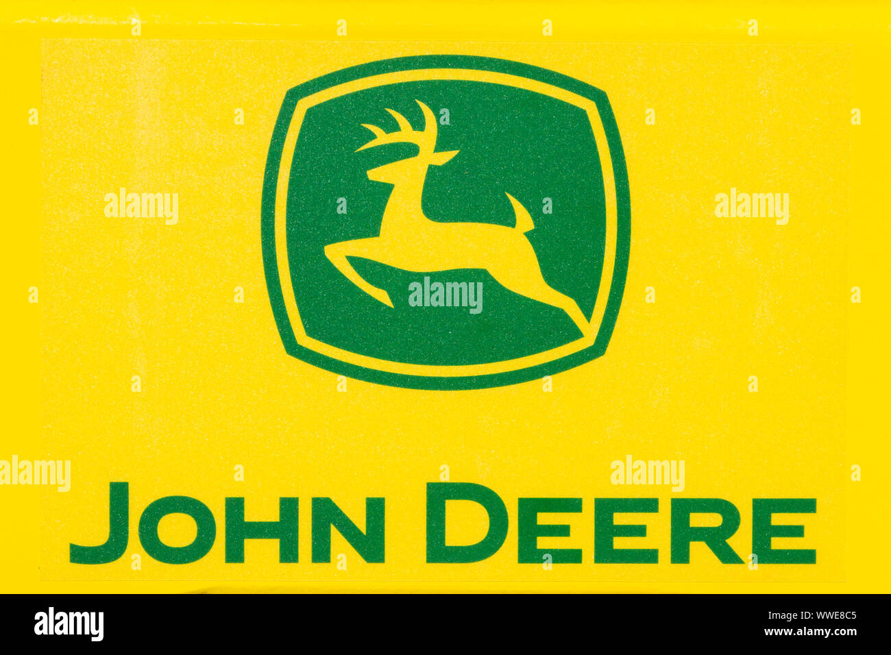 John Deere Logo auf gelbem Hintergrund Stockfoto