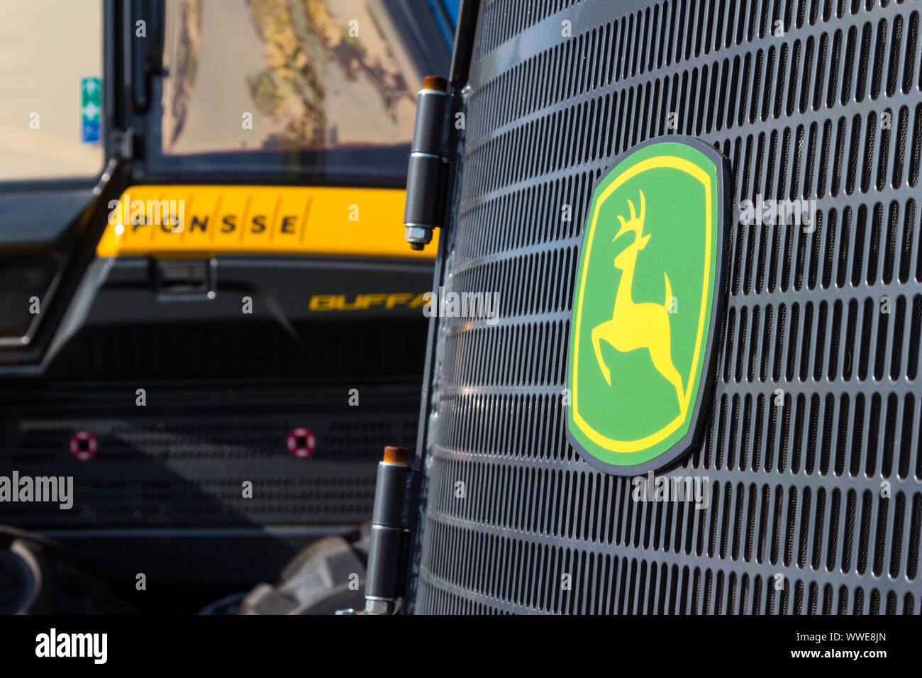 John Deere und Ponsse Maschinen Emblem close-up an innoLignum Sopron Holzindustrie und Forstwirtschaft Messe in Sopron, Ungarn Stockfoto