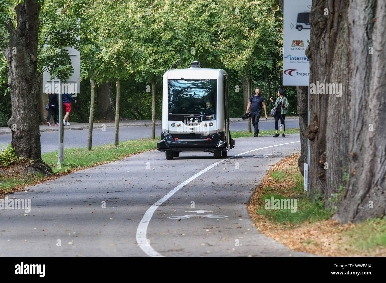 Fahrerlose EZ 10 - Easymile autonome Fahrzeug ist in Danzig, Polen gesehen Am 6. September 2019 der Autonomen Elektrofahrzeug wird in Danzig Zoo auf dem test route Bedienen während alle September. Danzig ist eine Stadt in Polen testen autonome kollektive Verkehrsmittel. © Michal Fludra/Alamy leben Nachrichten Stockfoto