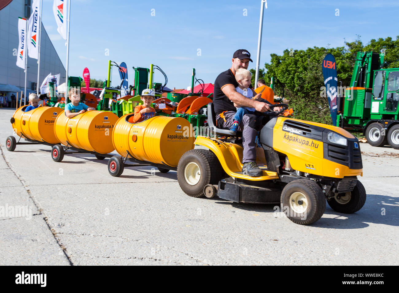 Cub Cadet LT 1 Rasentraktor mit lustigen Anhänger Kinder an innoLignum Sopron Holzindustrie und Forstwirtschaft Messe in Sopron, Ungarn Durchführung Stockfoto