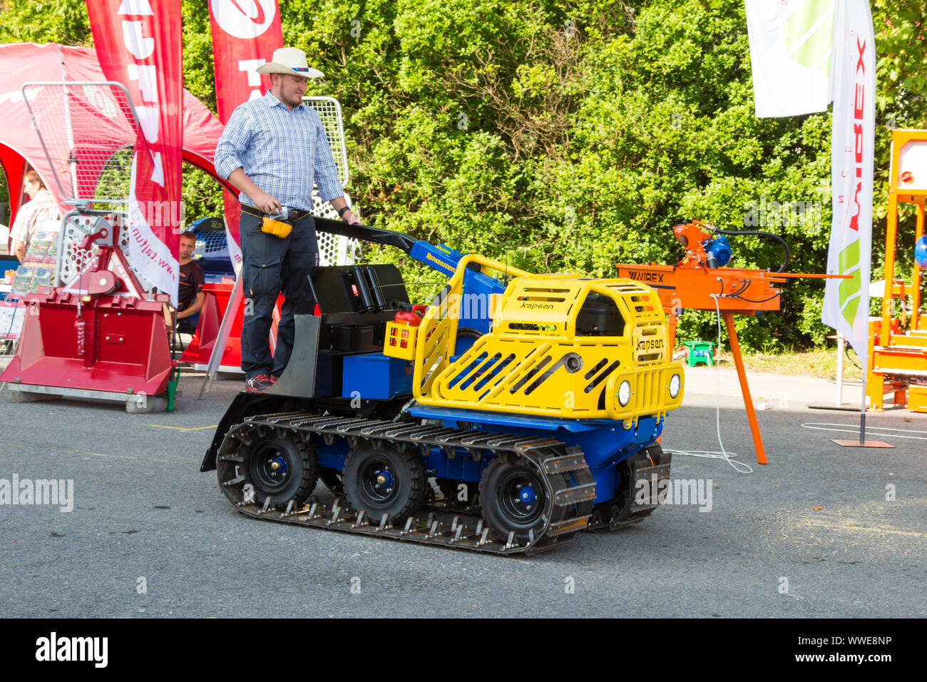 Kapsen 18RC hydraulische Stromspurmaschine zum Schleudern auf der InnoLignum Sopron Fachmesse Für Holzwirtschaft und Forsten, Sopron, Ungarn Stockfoto