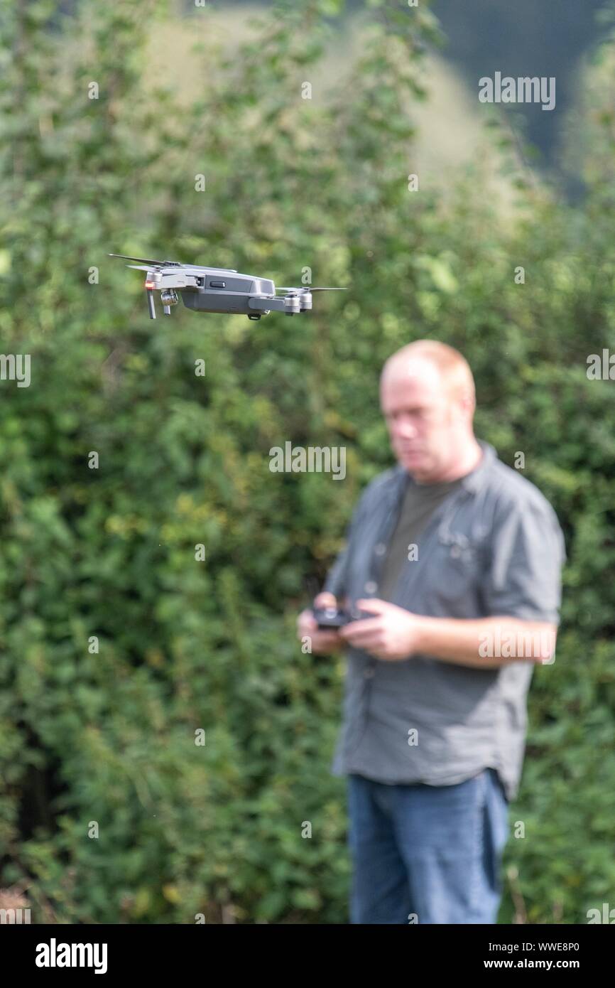 Ein weißer britischer Mann, der eine Drohne betreibt Stockfoto