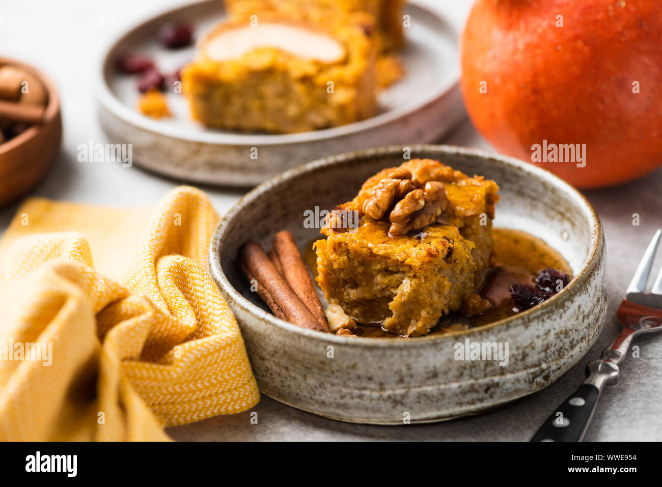 Kürbiskuchen mit Nüssen, Zimt und Ahornsirup an der Platte. Herbst Komfort Essen. Süße Kuchen Stockfoto
