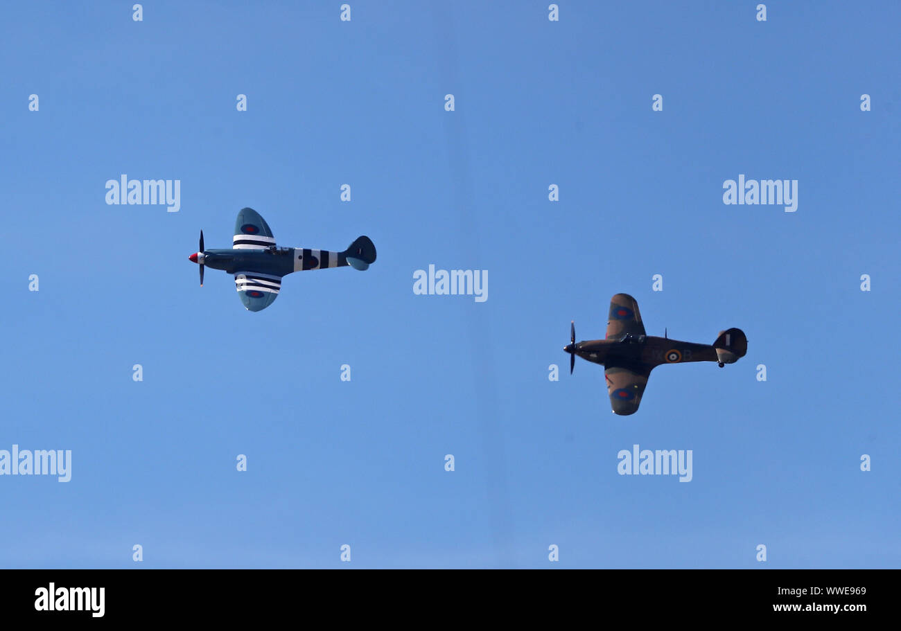 LONDON, ENGLAND. 15. SEPTEMBER 2019: Ein paar ww2 Spitfire Flugzeuge fliegen über den Boden bei Tag vier der 5 Specsavers Asche Test Match, Am Kia Oval Cricket Ground, London, England. Stockfoto