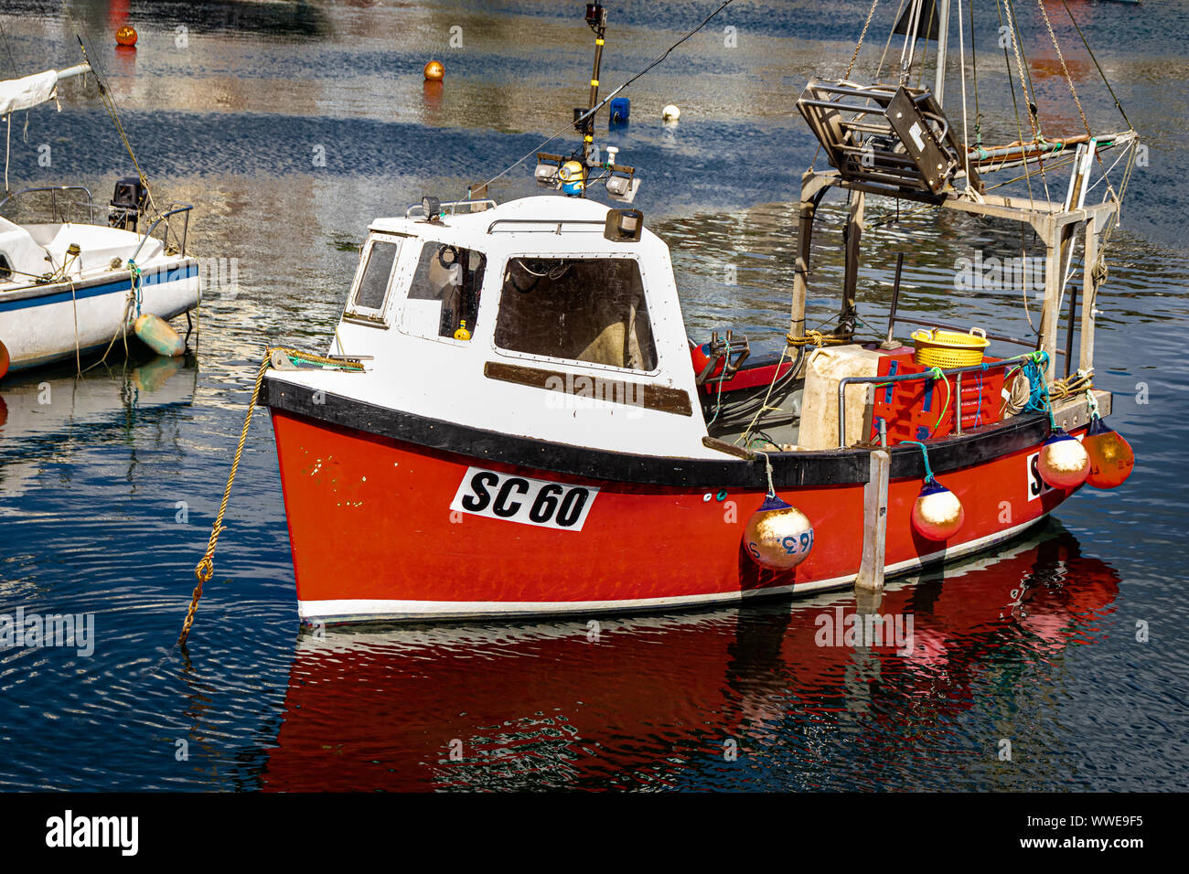 Farbenfrohe Angel- und Freizeitboote in verschiedenen Häfen in Cornwall.England.UK Stockfoto
