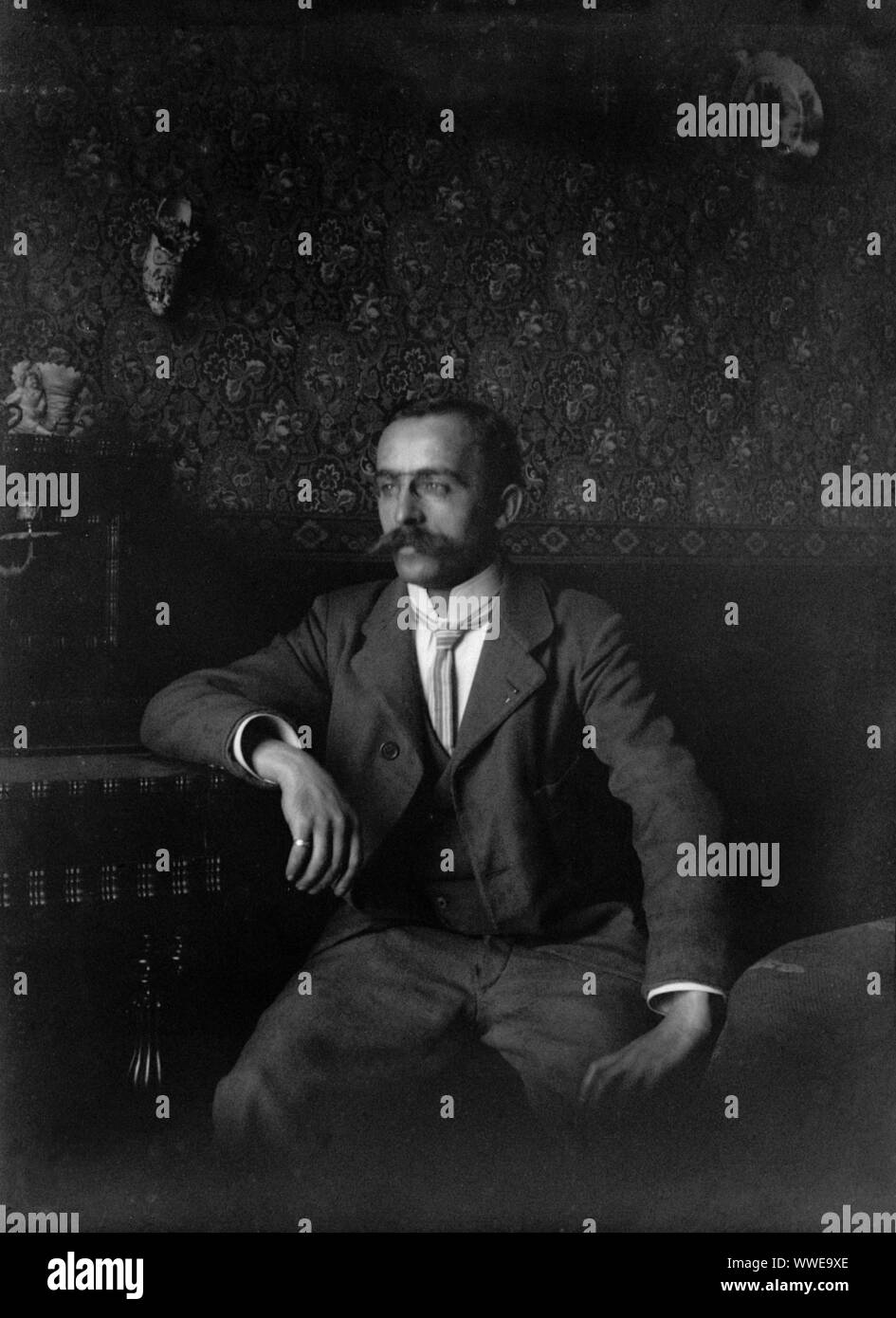 AJAXNETPHOTO. 1889-1900 (ca.). Frankreich (genaue Lage unbekannt.). - Familie SNAPSHOT-Mann mit Schnurrbart sitzt drinnen. Bild vom ursprünglichen GLASPLATTE NEGATIV; DATUM QUELLE VON GLASPLATTE BOX DECKEL. Fotograf: unbekannt © DIGITAL IMAGE COPYRIGHT AJAX VINTAGE BILDARCHIV QUELLE: AJAX VINTAGE BILDARCHIV SAMMLUNG REF: () AVL PEO FRA 1889 105 Stockfoto