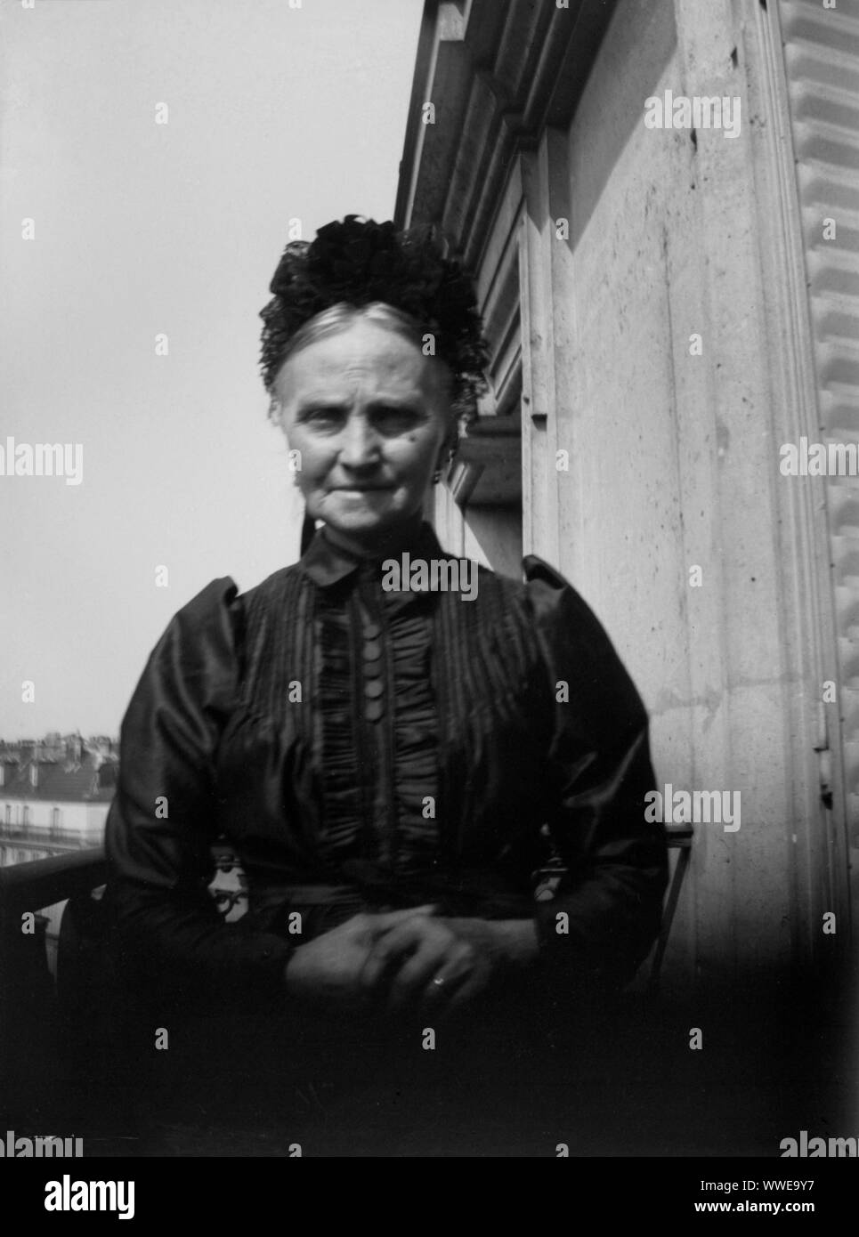 AJAXNETPHOTO. 1889-1900 (ca.). Frankreich (genaue Lage unbekannt.). - Familie SNAPSHOT - ältere Frau STELLT DIE KAMERA AUF EINEM HAUS Balkon. Bild vom ursprünglichen GLASPLATTE NEGATIV; DATUM QUELLE VON GLASPLATTE BOX DECKEL. Fotograf: unbekannt © DIGITAL IMAGE COPYRIGHT AJAX VINTAGE BILDARCHIV QUELLE: AJAX VINTAGE BILDARCHIV SAMMLUNG REF: AVL PEO FRA 1889 108 Stockfoto