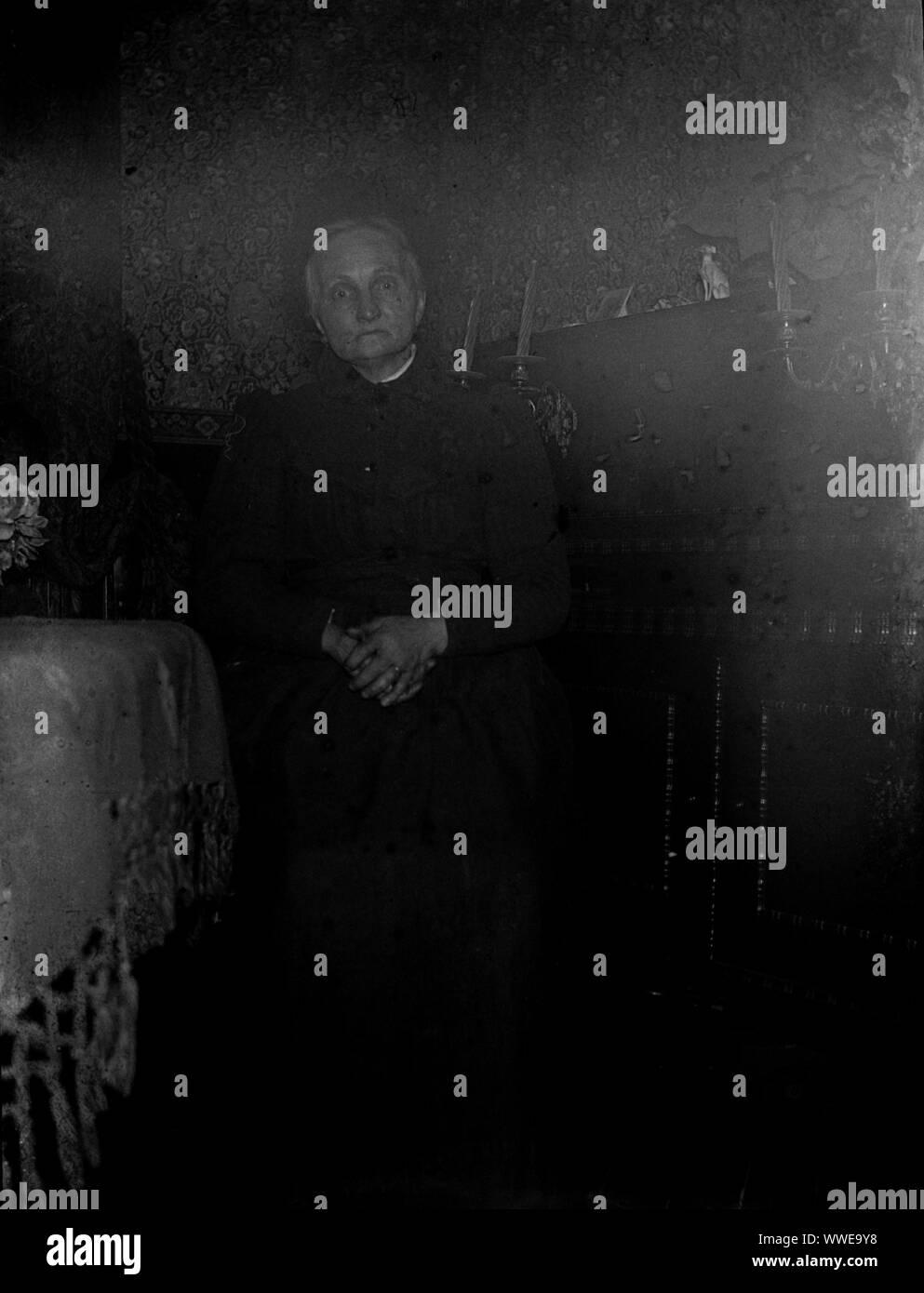 AJAXNETPHOTO. 1889-1900 (ca.). Frankreich (genaue Lage unbekannt.). - Familie SNAPSHOT-Frau sitzt im Innenbereich. Die Qualität von schlecht belichteten Original Bild. Bild vom ursprünglichen GLASPLATTE NEGATIV; DATUM QUELLE VON GLASPLATTE BOX DECKEL. Fotograf: unbekannt © DIGITAL IMAGE COPYRIGHT AJAX VINTAGE BILDARCHIV QUELLE: AJAX VINTAGE BILDARCHIV SAMMLUNG REF: AVL PEO FRA 1889 109 Stockfoto