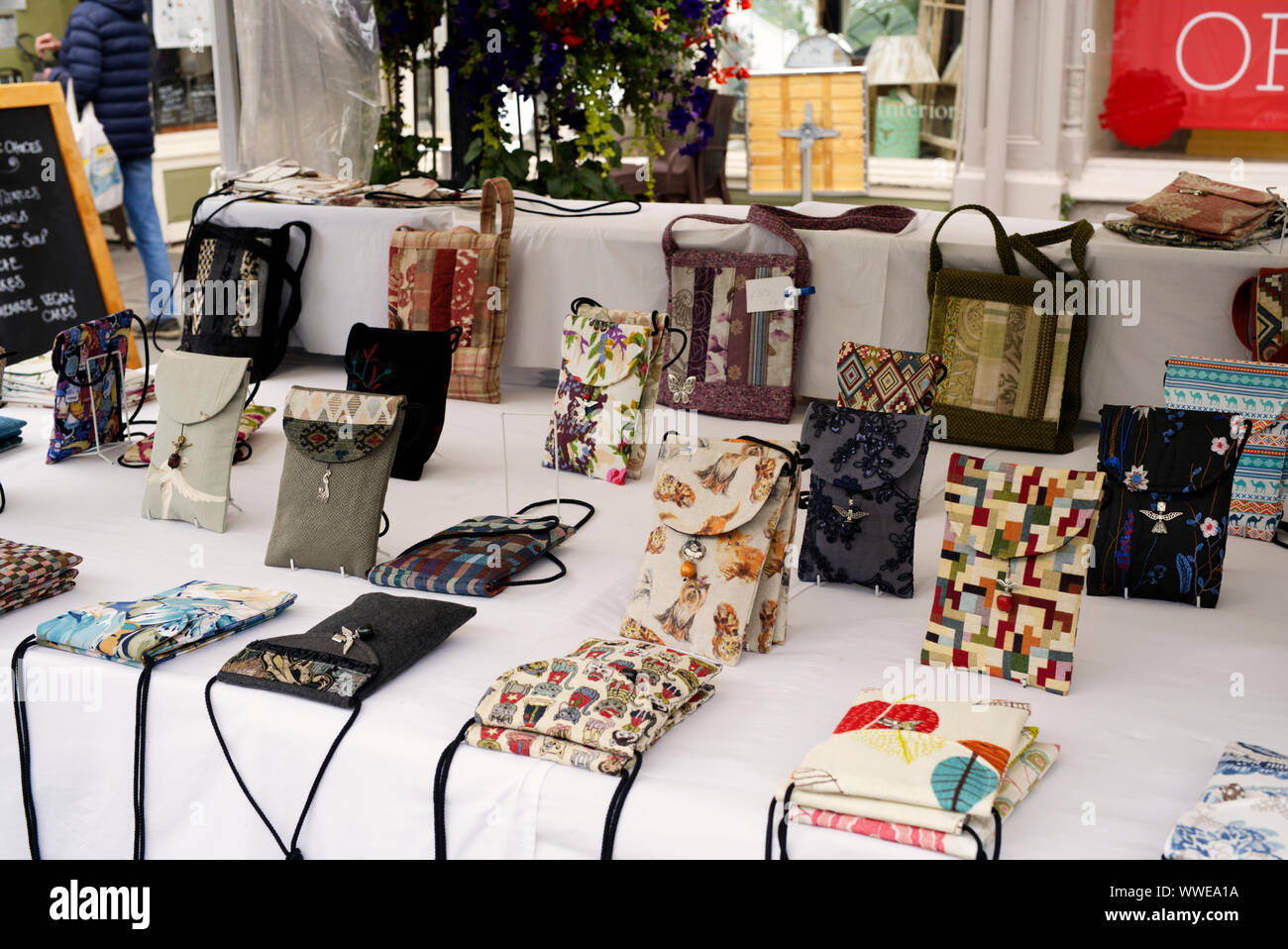 Handtaschen für Verkaufen an der Brunnen Marktplatz, Brunnen, Somerset, Großbritannien Stockfoto