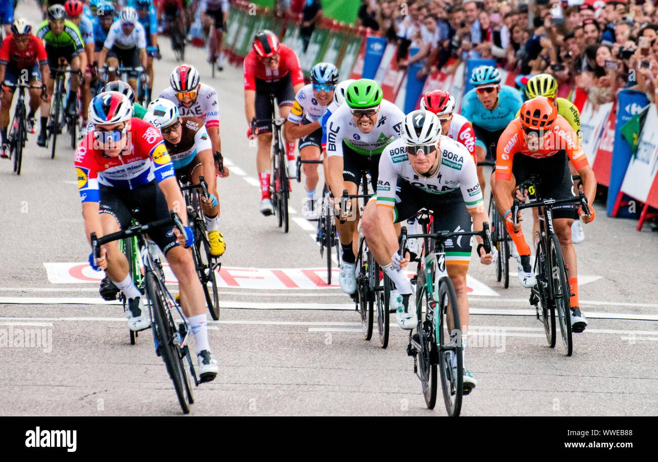 Madrid, Spanien. 15. September 2019. Fabio Jakobsen (Deceuninck) gewinnt die Bühne mit Sam Bennett (Bora Hangshor) in der zweiten Stellung während der 21. Stufe des Radrennen 'La Vuelta a España" (Tour durch Spanien) zwischen Fuenlabrada und Spanien Am 15. September 2019 in Madrid, Spanien. © David Gato/Alamy leben Nachrichten Stockfoto