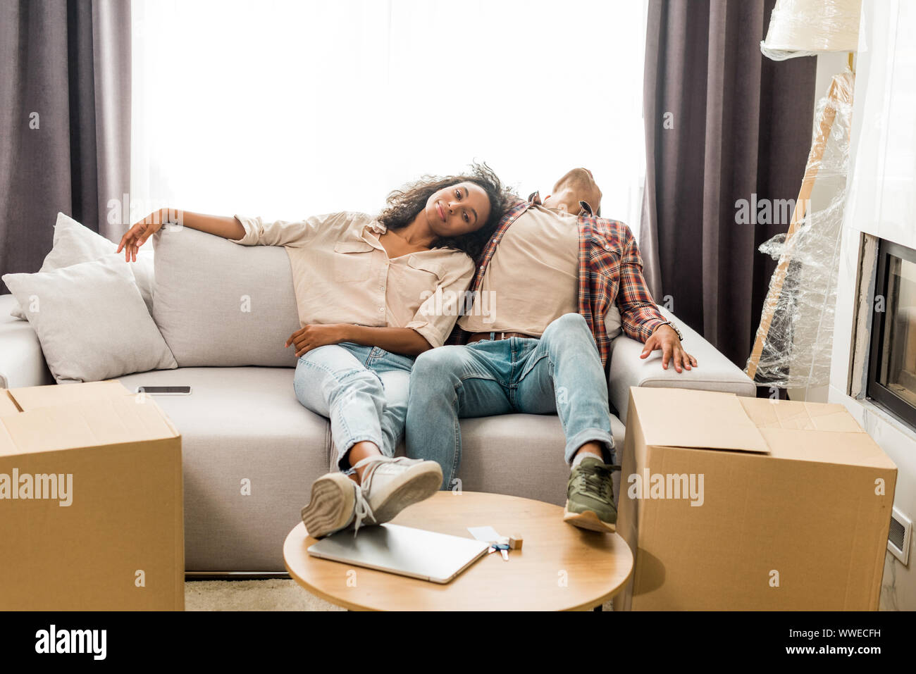 Woman sleeping fireplace -Fotos und -Bildmaterial in hoher Auflösung