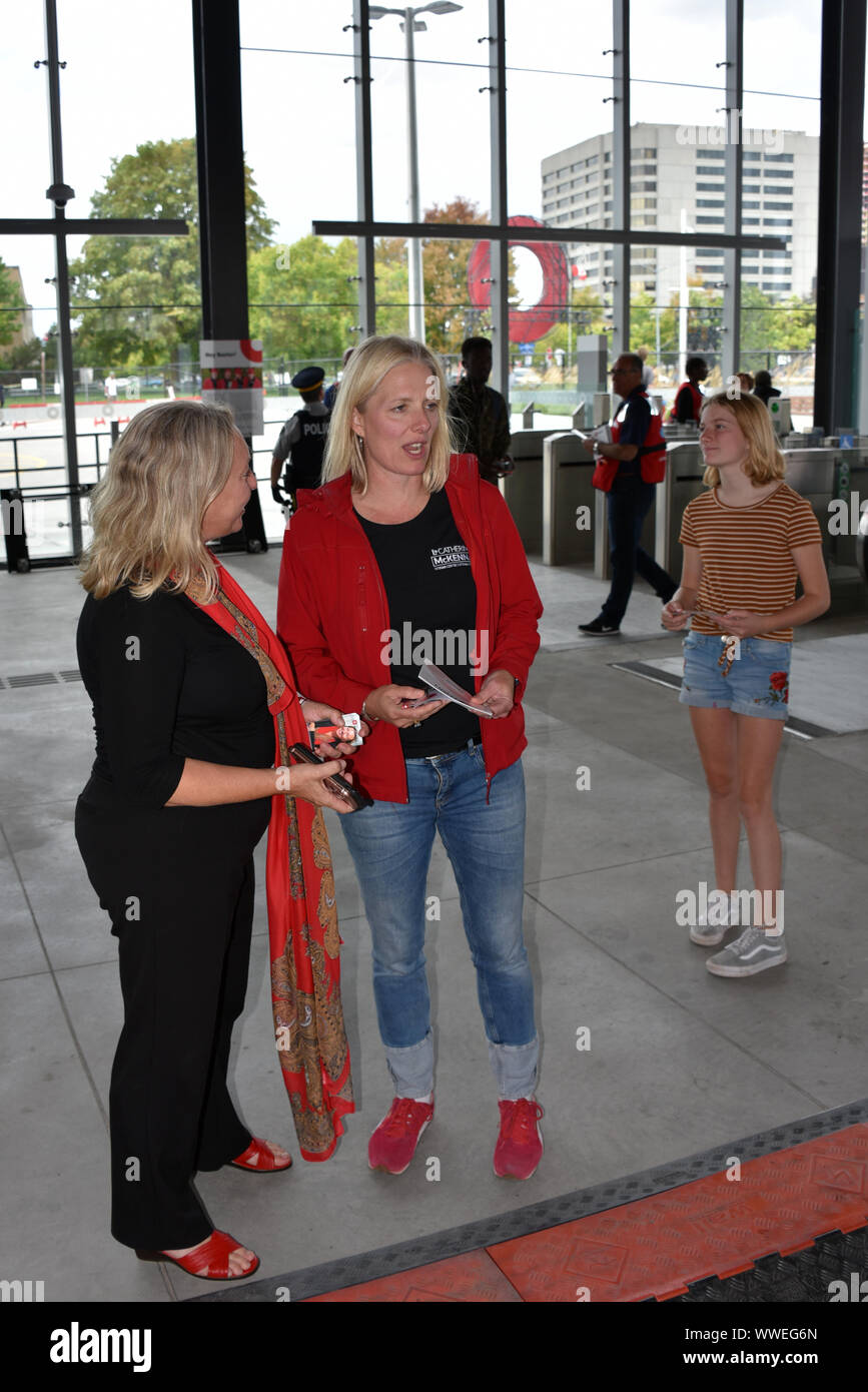 Ottawa, Kanada - 14. September 2019: Liberale MP (C) und dem Minister für Umwelt und Klimawandel, Catherine McKenna bei Tunney's Pasture Station eine Fahrt auf den ersten Tag der Ottawas Eidgenossenschaft Linie der Light Rail Transit (LRT) Projekt zu fangen. Das Projekt kostet 2,1 Milliarden Euro und dauerte Jahre Planung verringert auf Bus und Reisen mit dem Auto in die Stadt. Stockfoto