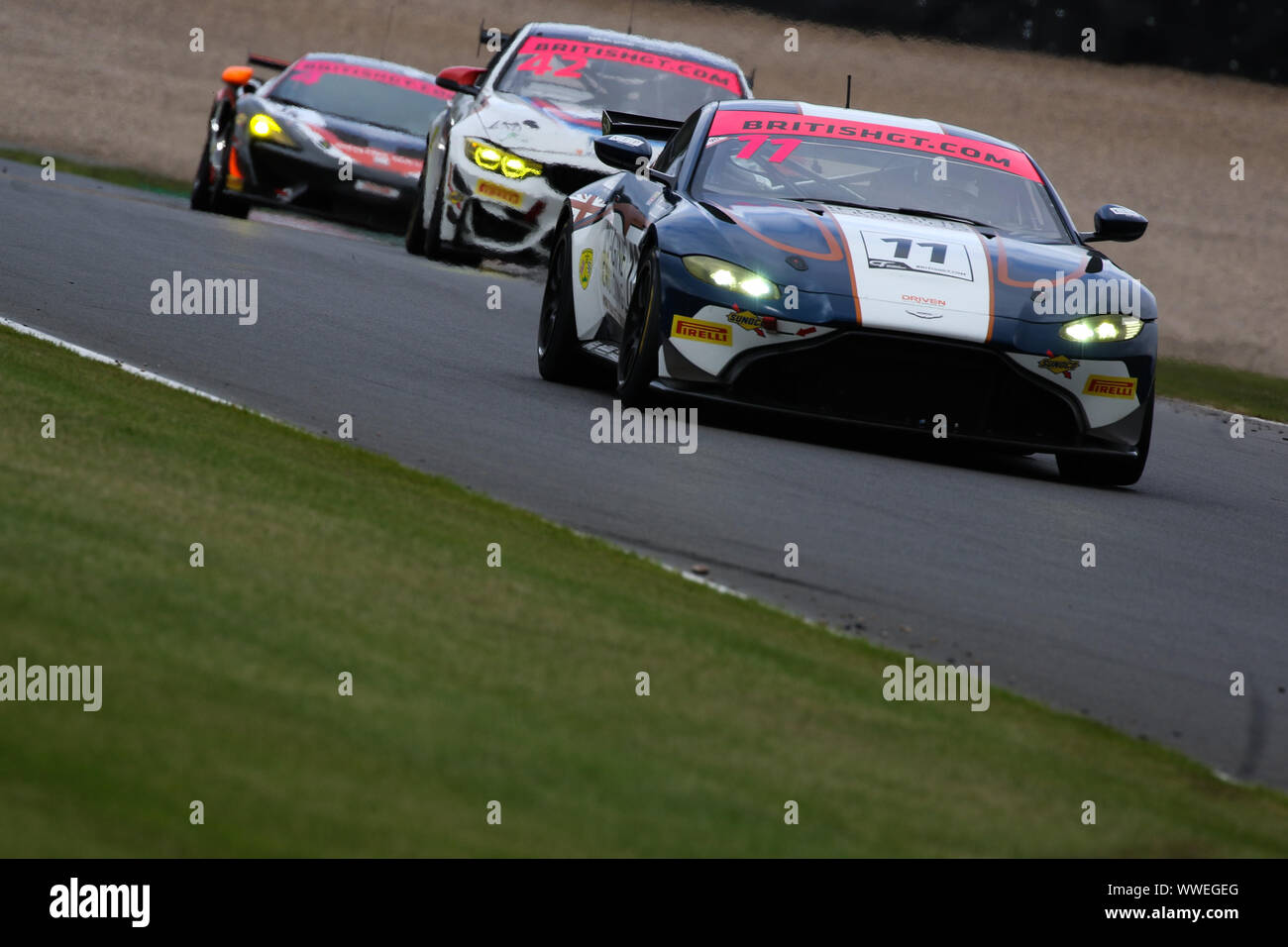 Derby, Großbritannien. 15 Sep, 2019. Beechdean AMR Aston Martin Vantage GT4 AMR (11) von Kelvin Fletcher & Martin Pflüger Gefahren führt. Jahrhundert Motorsport BMW M4 GT4 (42) von Mark Kimber & Jakob Mathiassen während der britischen GT Donington Park GP in Donington Park, Derby, England Gefahren am 15. September 2019. Foto von Jurek Biegus. Nur die redaktionelle Nutzung, eine Lizenz für die gewerbliche Nutzung erforderlich. Keine Verwendung in Wetten, Spiele oder einer einzelnen Verein/Liga/player Publikationen. Credit: UK Sport Pics Ltd/Alamy leben Nachrichten Stockfoto