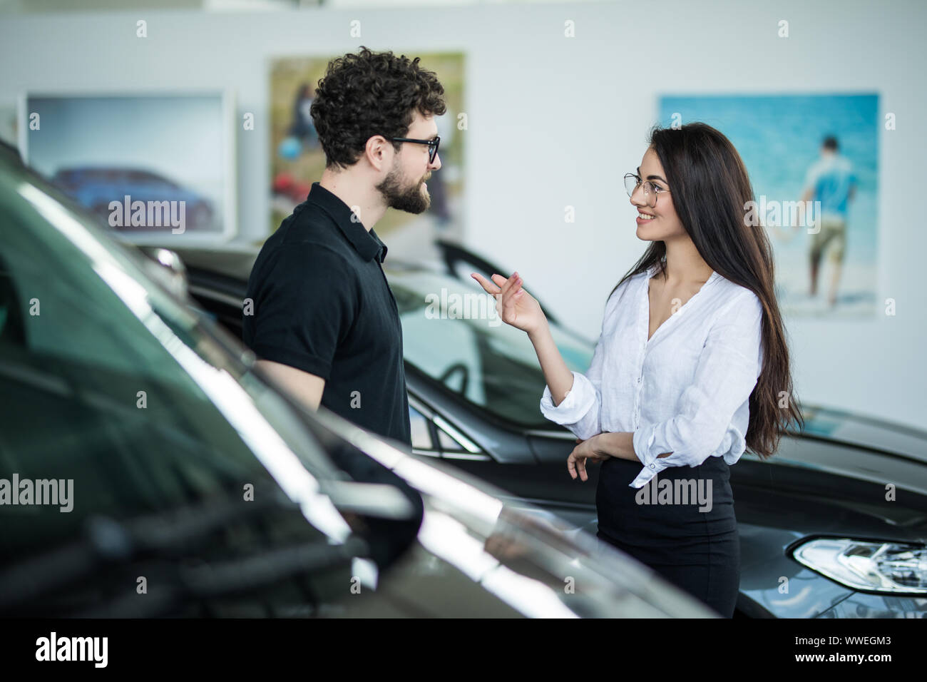 Junge weibliche Auto Sales Consultant im Showroom arbeiten Stockfoto