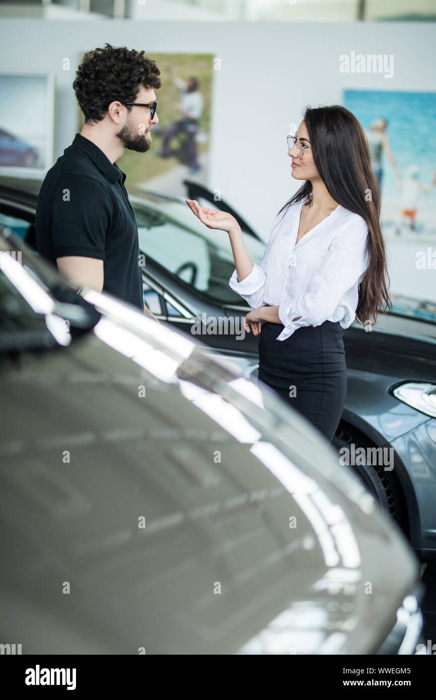 Junge weibliche Auto Sales Consultant im Showroom arbeiten Stockfoto