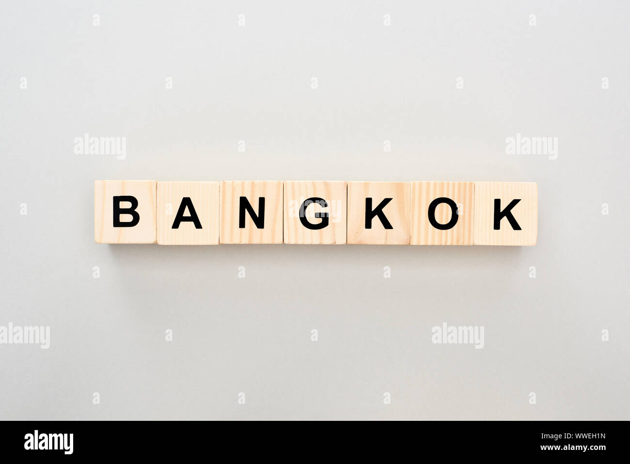 Blick von oben auf die Holzblöcke mit Bangkok Schrift auf grauem Hintergrund Stockfoto