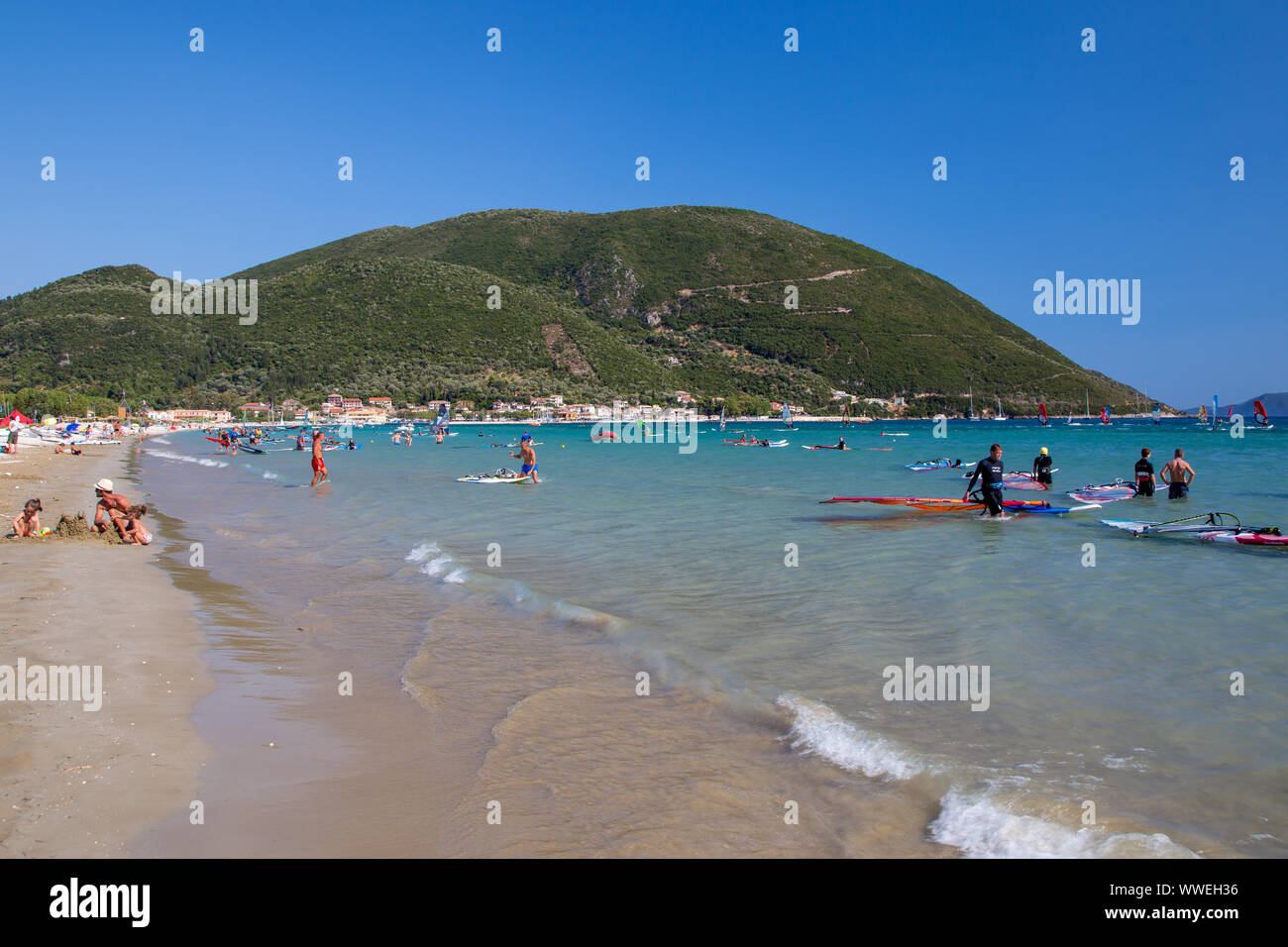 Lernen Windsurfen am Strand von Vasiliki/Insel Lefkas, Lefkada, Griechenland Stockfoto