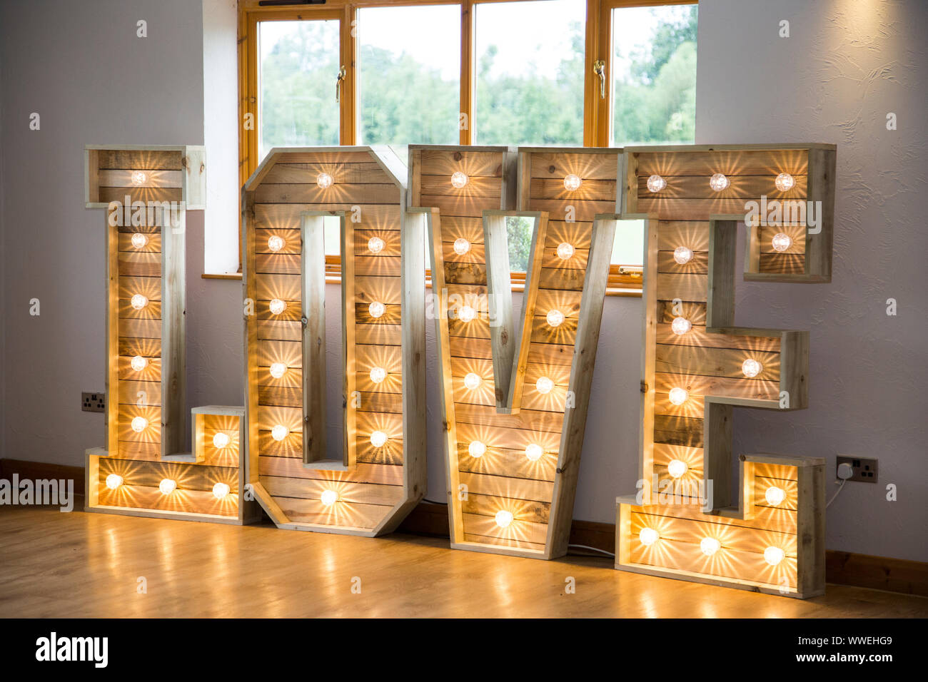 Beleuchtet liebe Schild an einer Hochzeitsfeier auf einer Hochzeit Tag Stockfoto