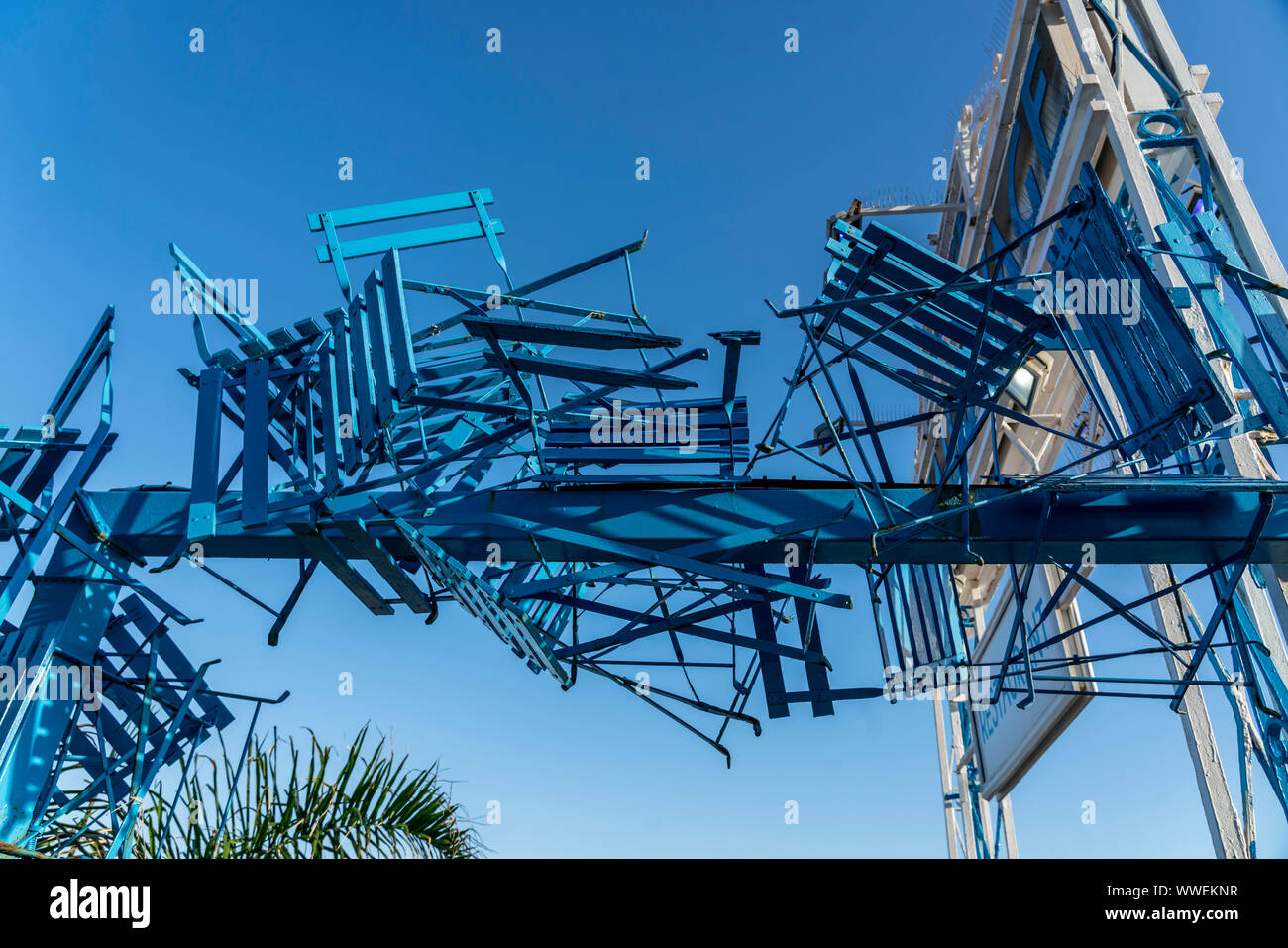Plage Beau Rivage, blaue Stühle, Promenade des Anglais, Nizza, Frankreich, Stockfoto