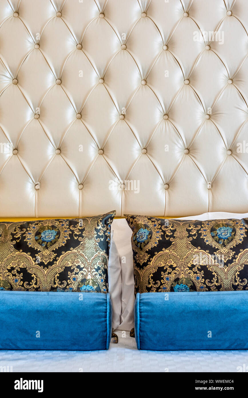Mehrere Kopfkissen auf dem Bett im Luxus Hotel Zimmer Stockfoto