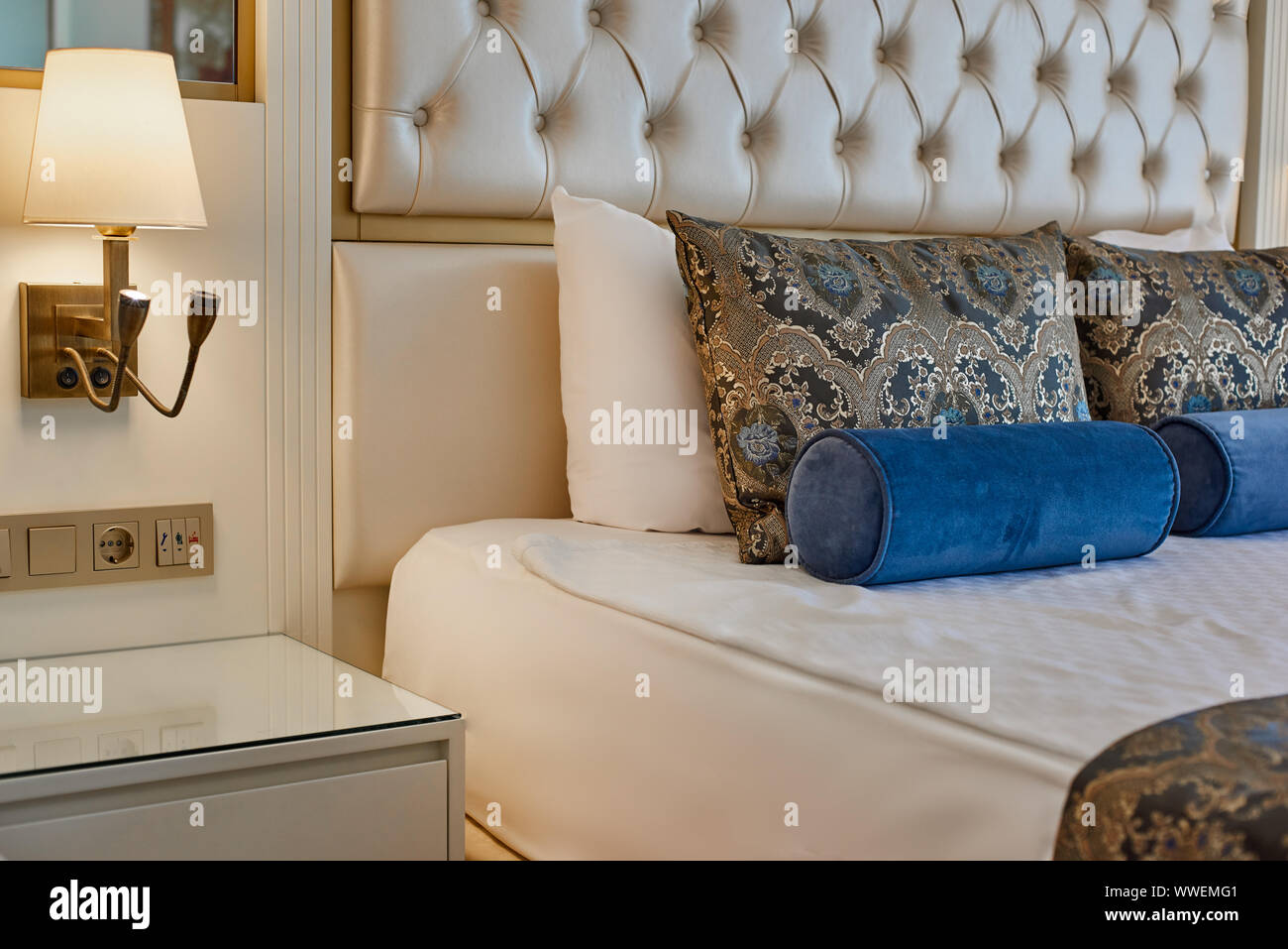 Mehrere Kopfkissen auf dem Bett im Luxus Hotel Zimmer Stockfoto