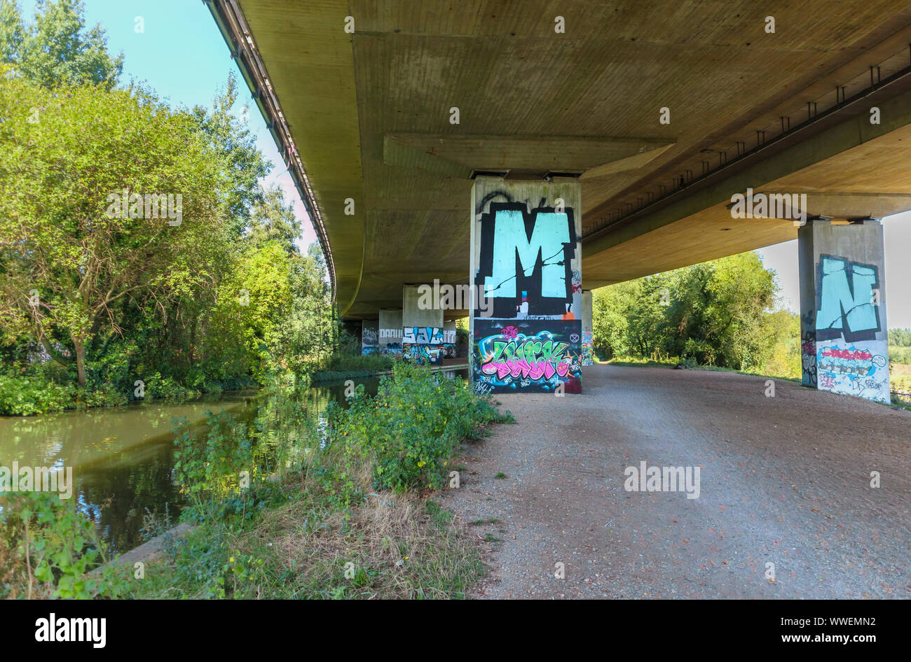 Bunte, Spritzlackiert grafitti auf der Säulen, die die A245 Road Bridge Überführung über den Fluss Wey in Weybridge, Surrey, Großbritannien Stockfoto