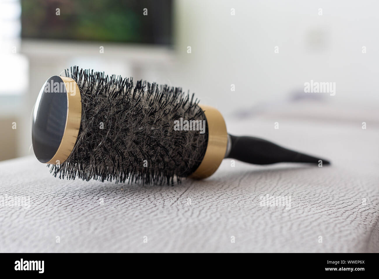 Haarausfall Problem mit runden Haar Bürste Stockfoto