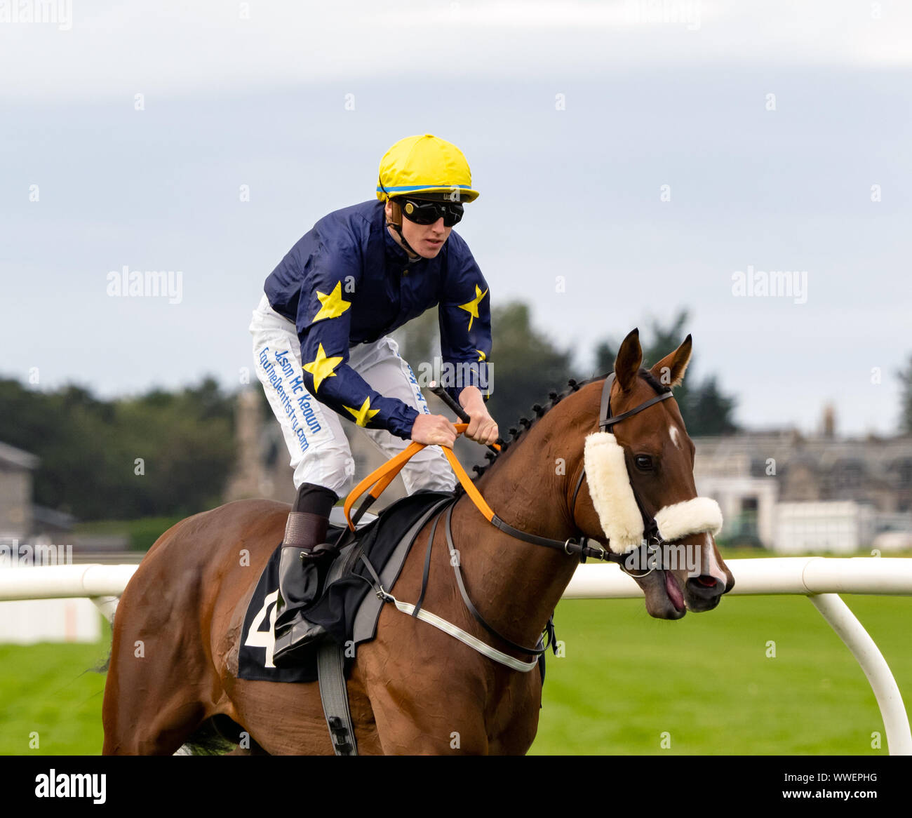 Jockey Sean Davis auf temperamentvolle Geist vor Beginn des JMC Healthcare Handicap (Div I) bei Musselburgh - 14. September 2019. Stockfoto