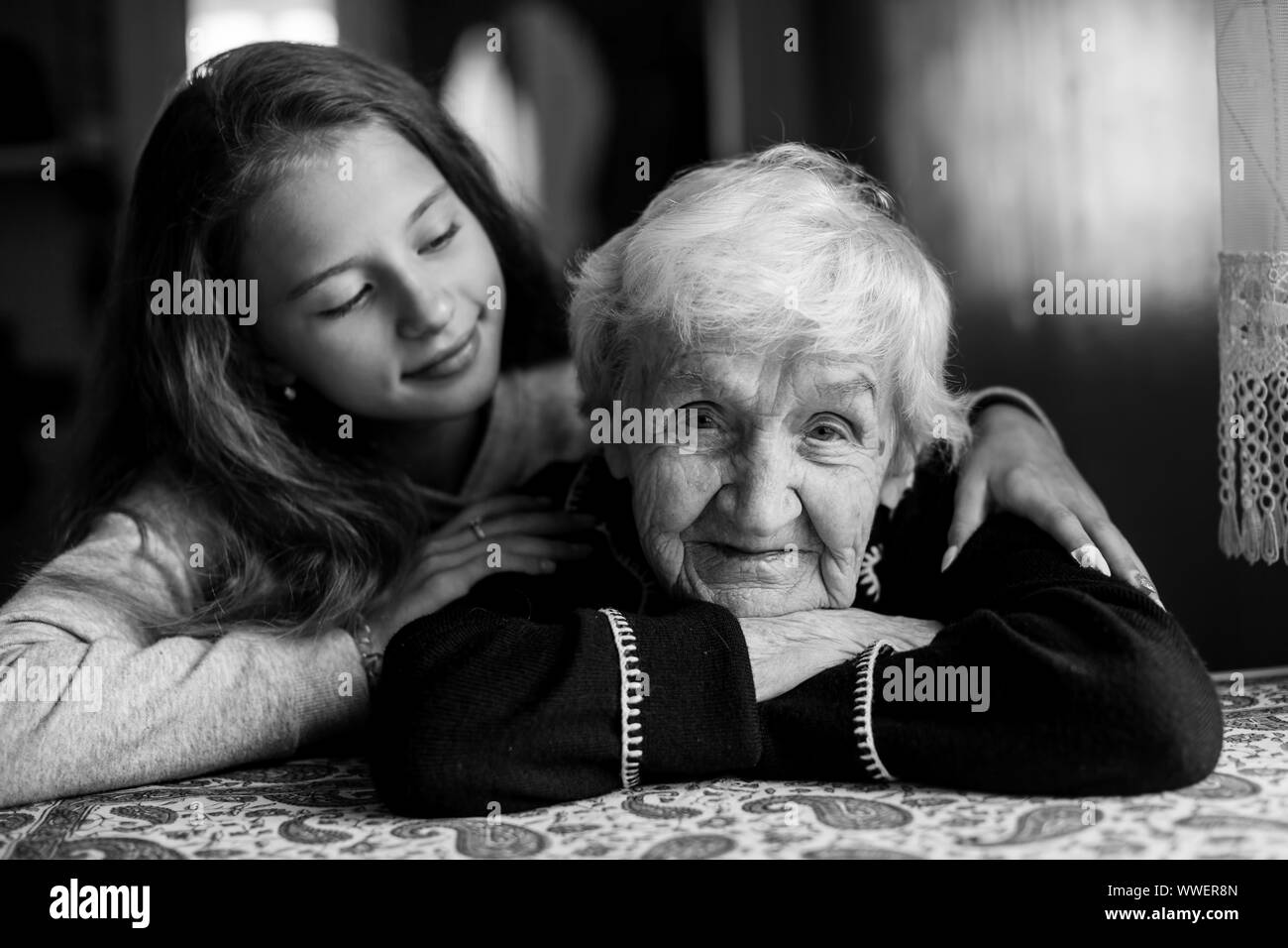 Glückliche Oma und kleines Mädchen. Schwarz-weiß Foto. Stockfoto
