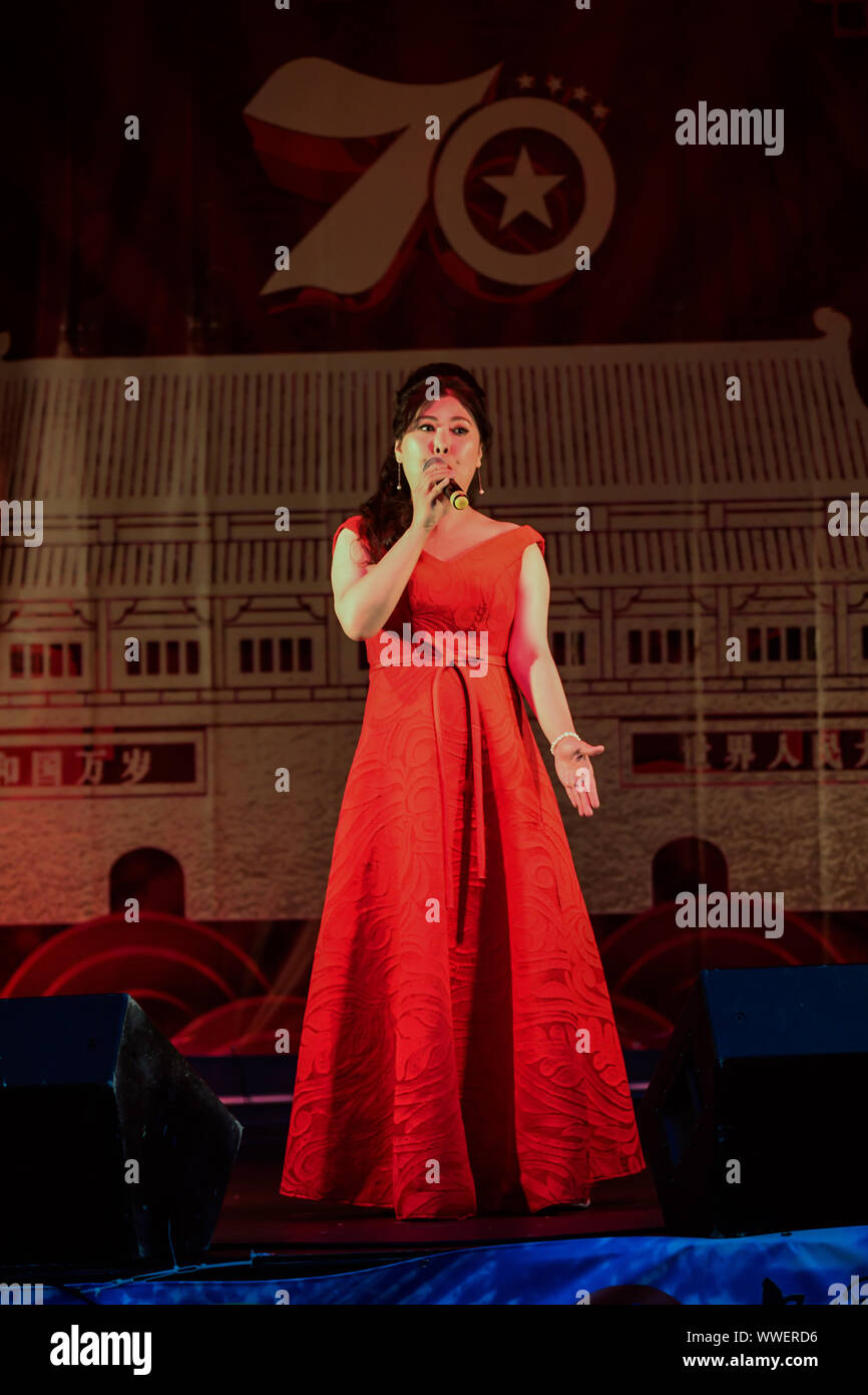 王蓓蓓 (Wang Beibei) singen ich China Moon Festival Liebe - das grosse Fest für die chinesische Gemeinschaft und zum 70. Jahrestag von China in Chinatown Square am 15.September 2019, London, UK. Stockfoto