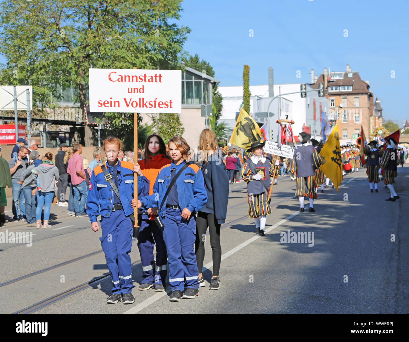 Stuttgart, Germany-September 30, 2018: Bierfest, festliche Prozessionen mit Fahnen Stockfoto