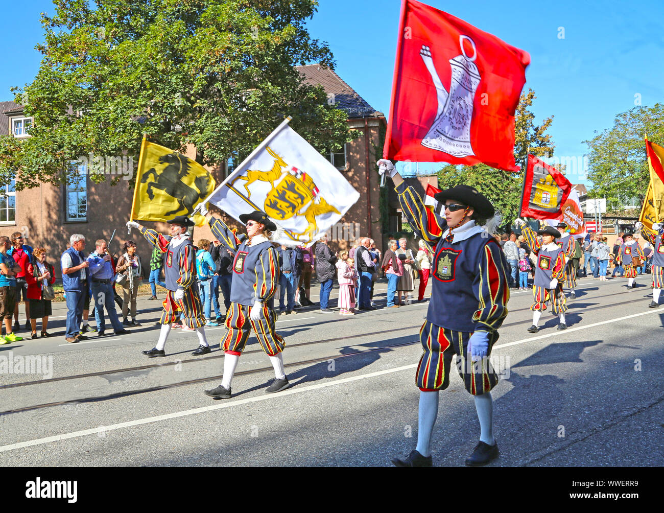 Stuttgart, Germany-September 30, 2018: Bierfest, festliche Prozessionen mit Fahnen Stockfoto