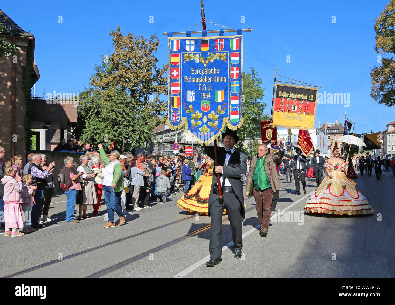 Stuttgart, Germany-September 30, 2018: Bierfest, festliche Prozessionen mit Fahnen Stockfoto