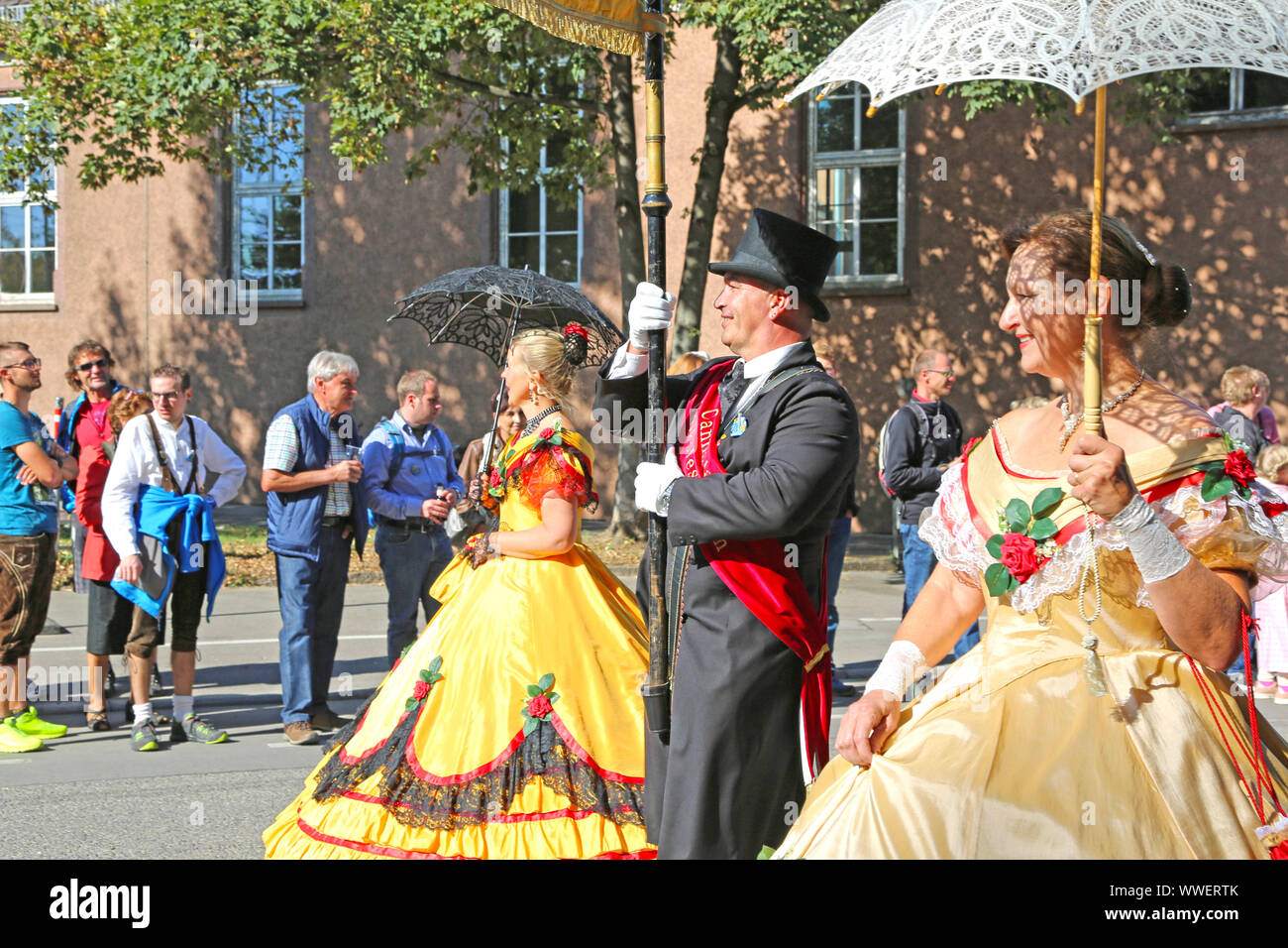 Stuttgart, Germany-September 30, 2018: Bierfest, festliche Prozessionen mit Fahnen Stockfoto