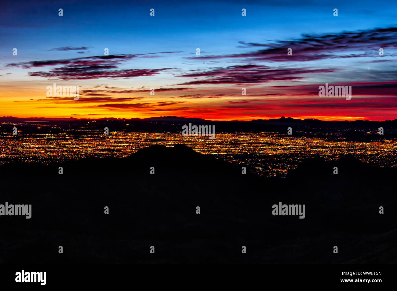 Fantastische Farben bei Sonnenuntergang mit der Lichter von Tucson von Catalina Highway. Stockfoto