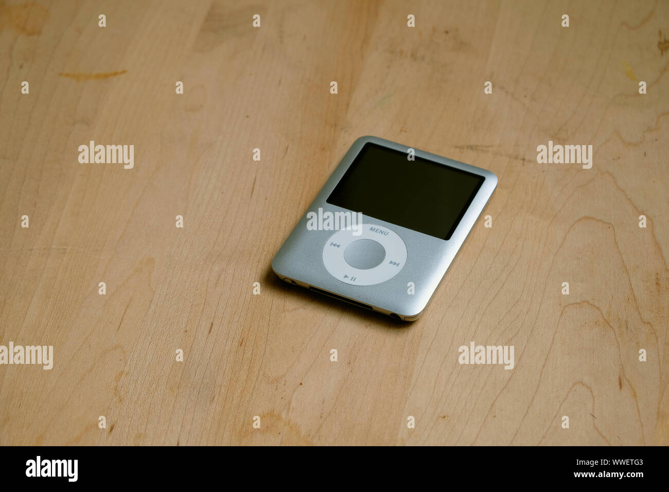 Apple iPod Nano 3. Generation, Farbe: Silber mit 4 Gigabyte Kapazität auf einem Holz- Oberfläche. Stockfoto