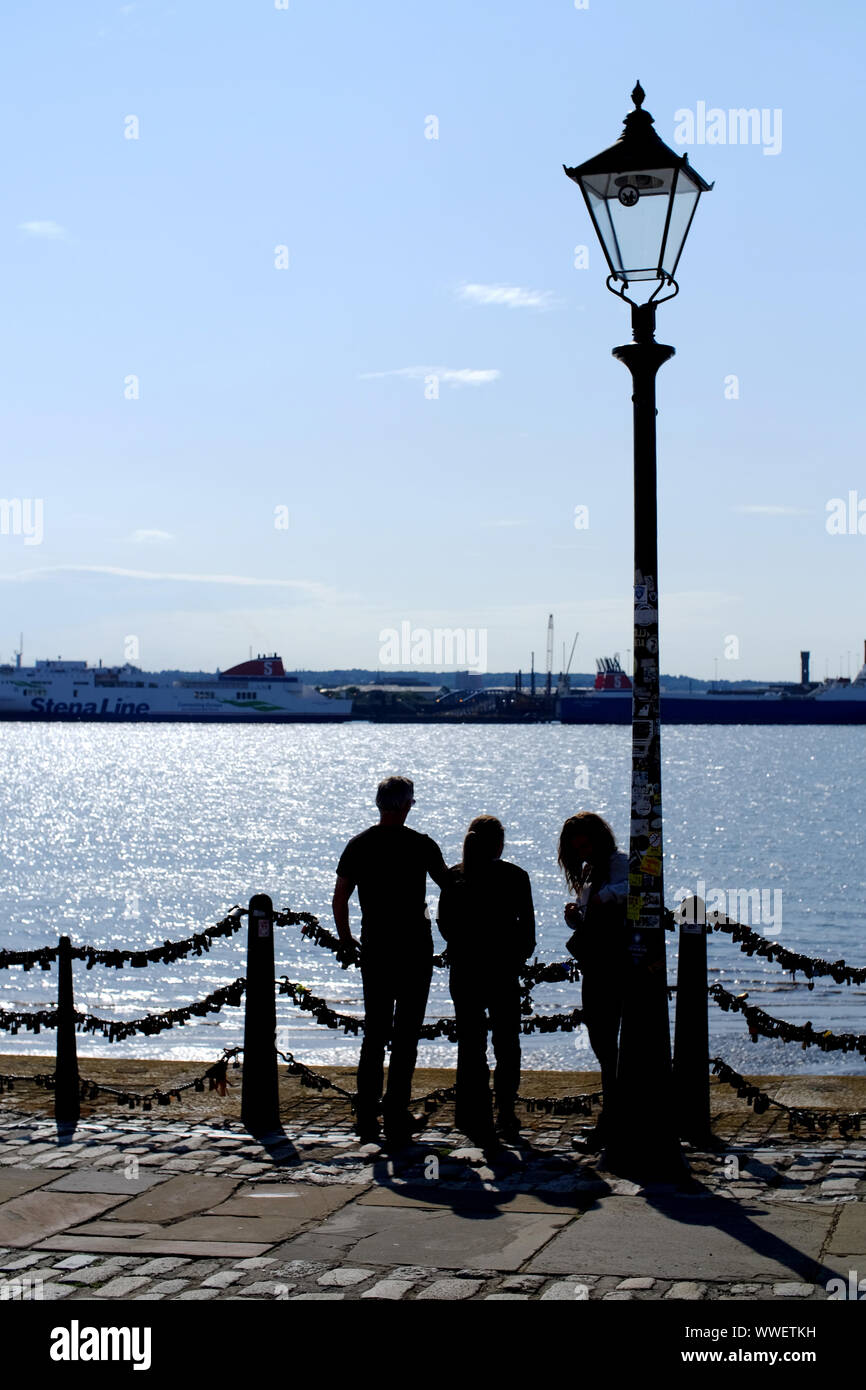 Menschen mit Blick auf die Mersey River, Liverpool, Großbritannien Stockfoto