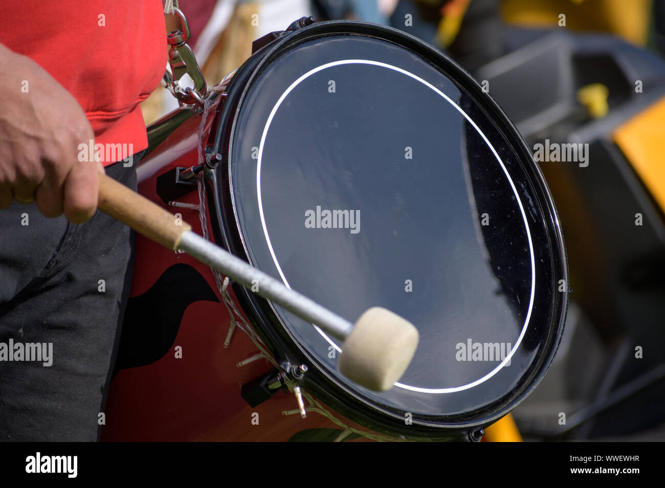 Musiker spielt die Pauken in ein Korps von Drums, ausgewählte konzentrieren, Bewegungsunschärfe Stockfoto